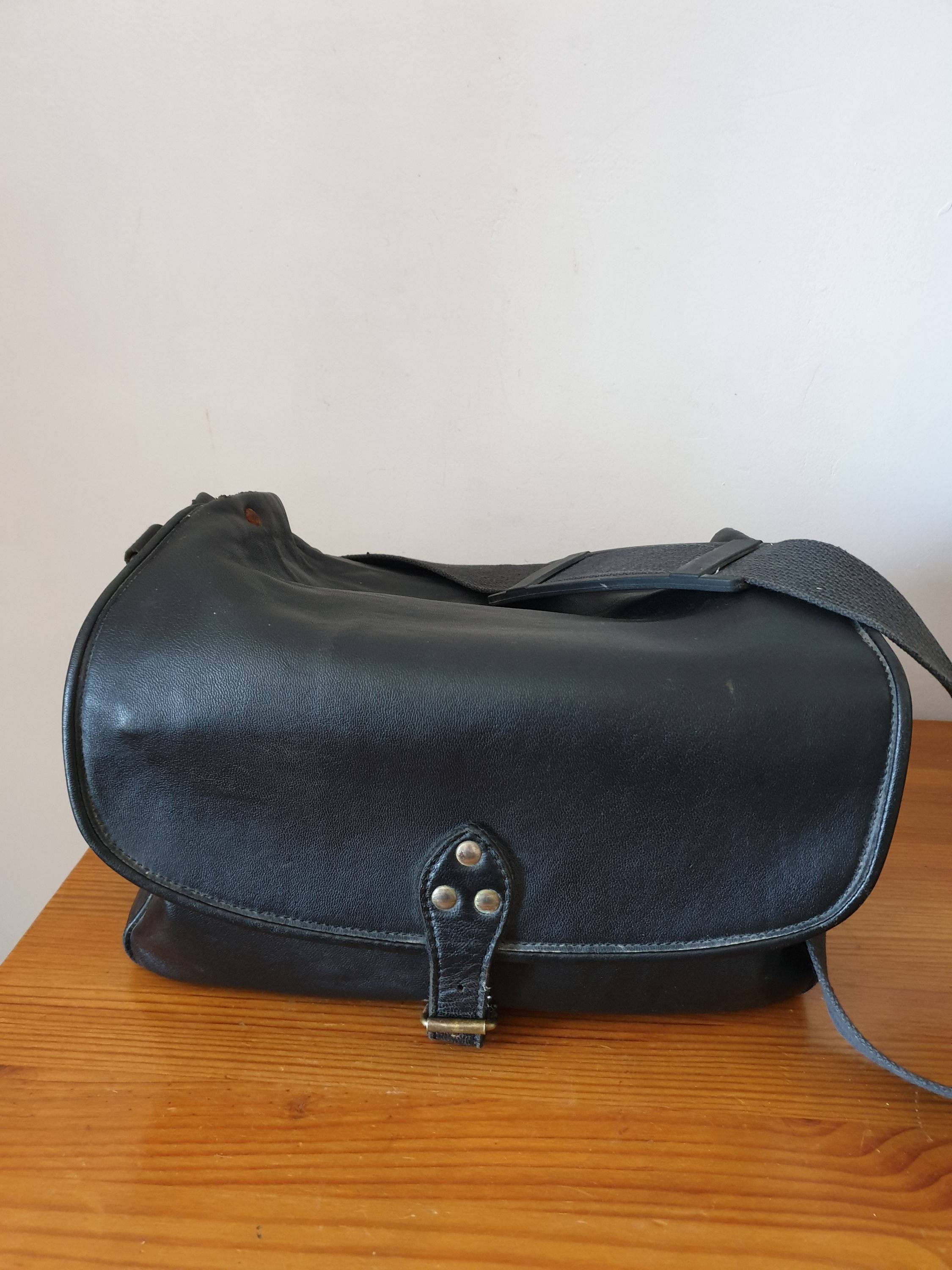 Vends grande sacoche en cuir noir à bandoulière années 80/90 pour matériel photo deux compartiments 17x23x30 cm