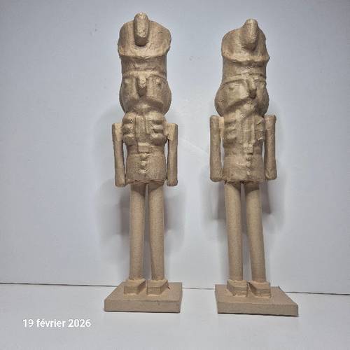 Vends lot de 2 soldat Casse-Noisette decopatch en carton et papier mâché