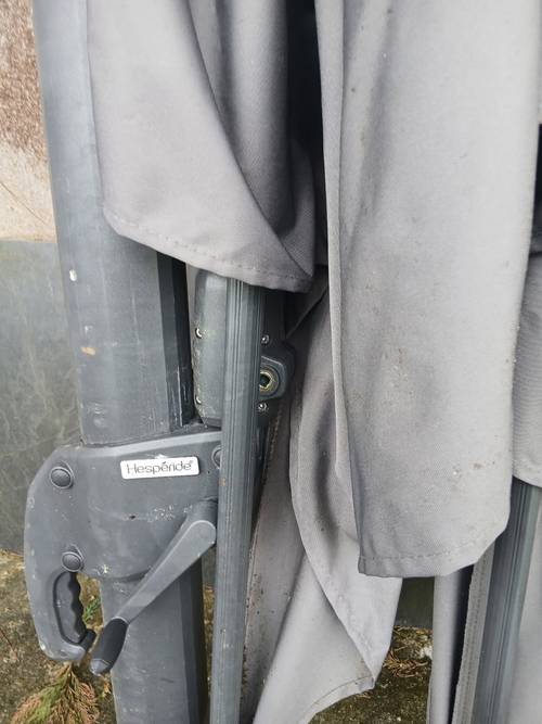 Vends parasol 3x3m, sans pied
