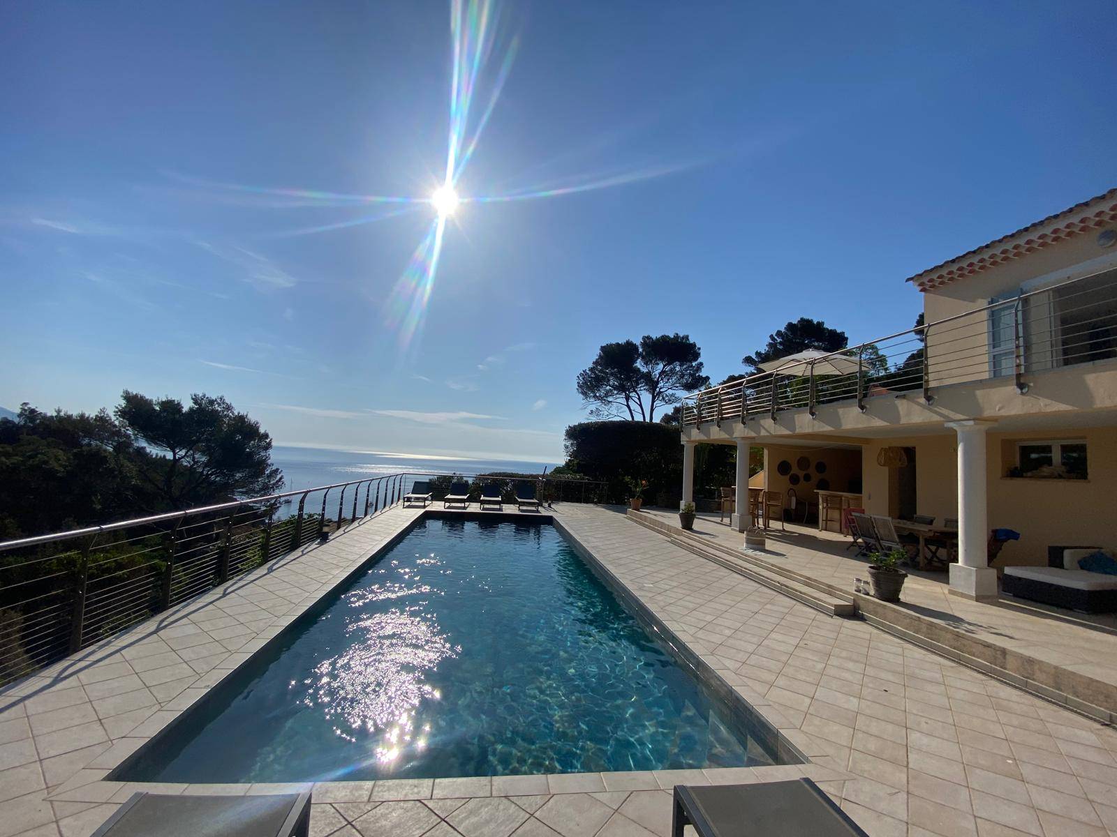 Loue Belle maison dans domaine privée du Cap Bénat (83), vue mer exceptionnelle, 10 couchages