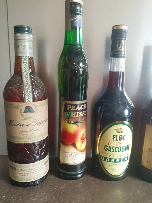 Une bouteille Liquore peach whisky Rep. San Marino