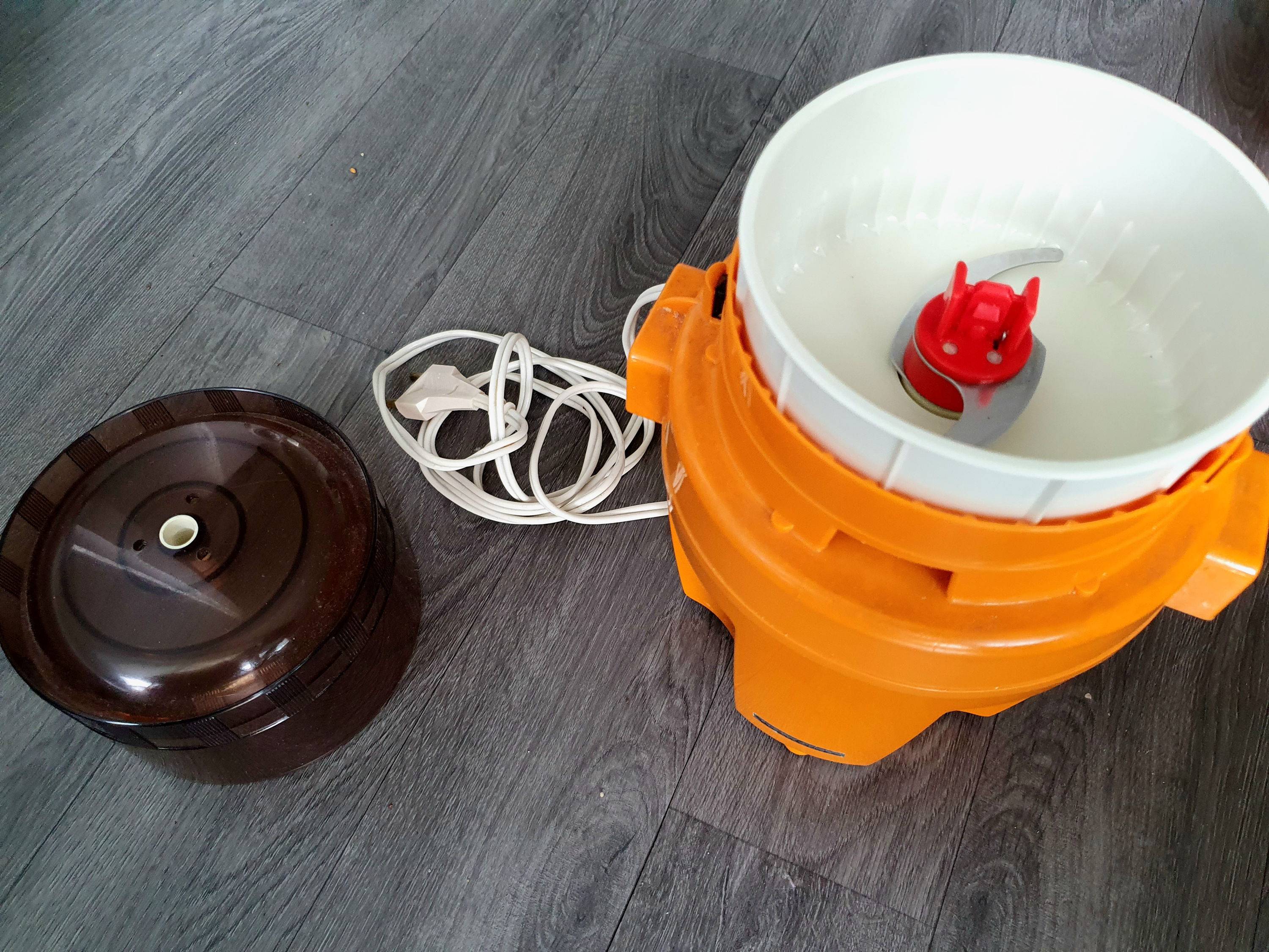 Vends hachoir électrique Moulinex vintage orange années 70 complet avec accessoires