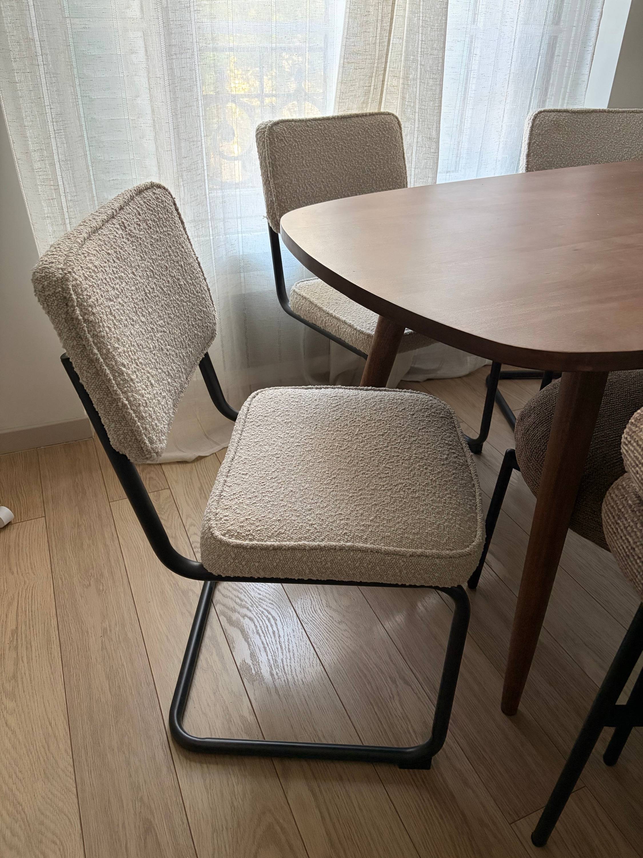 Vends lot de 4 chaises rétro Sweeek en tissu bouclette beige et pieds acier mat noir