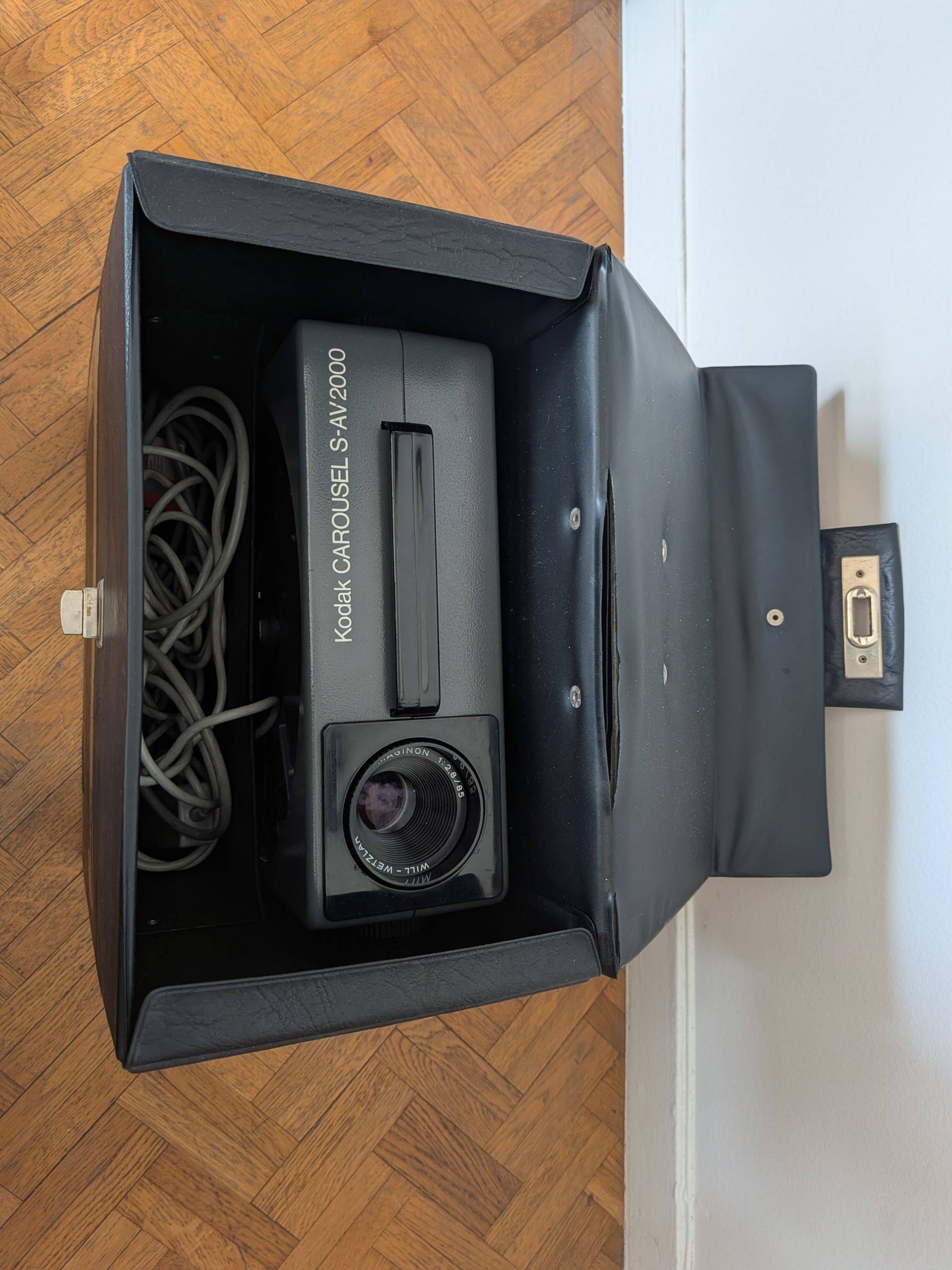 Vends projecteur diapositives Kodak Carousel S-AV 2000