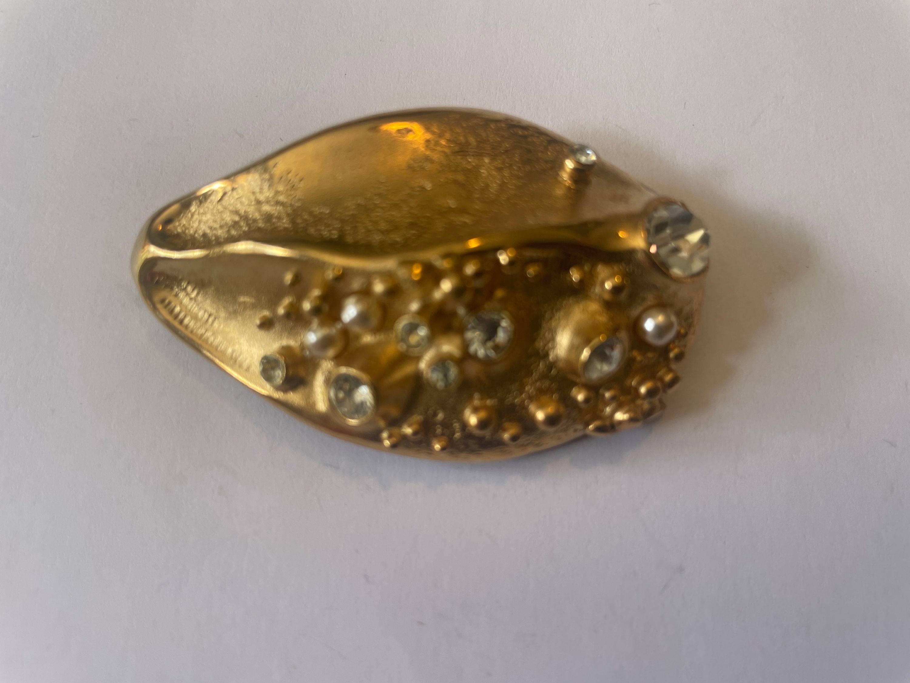 Vends broche coquillage doré strass crystal Christian Lacroix