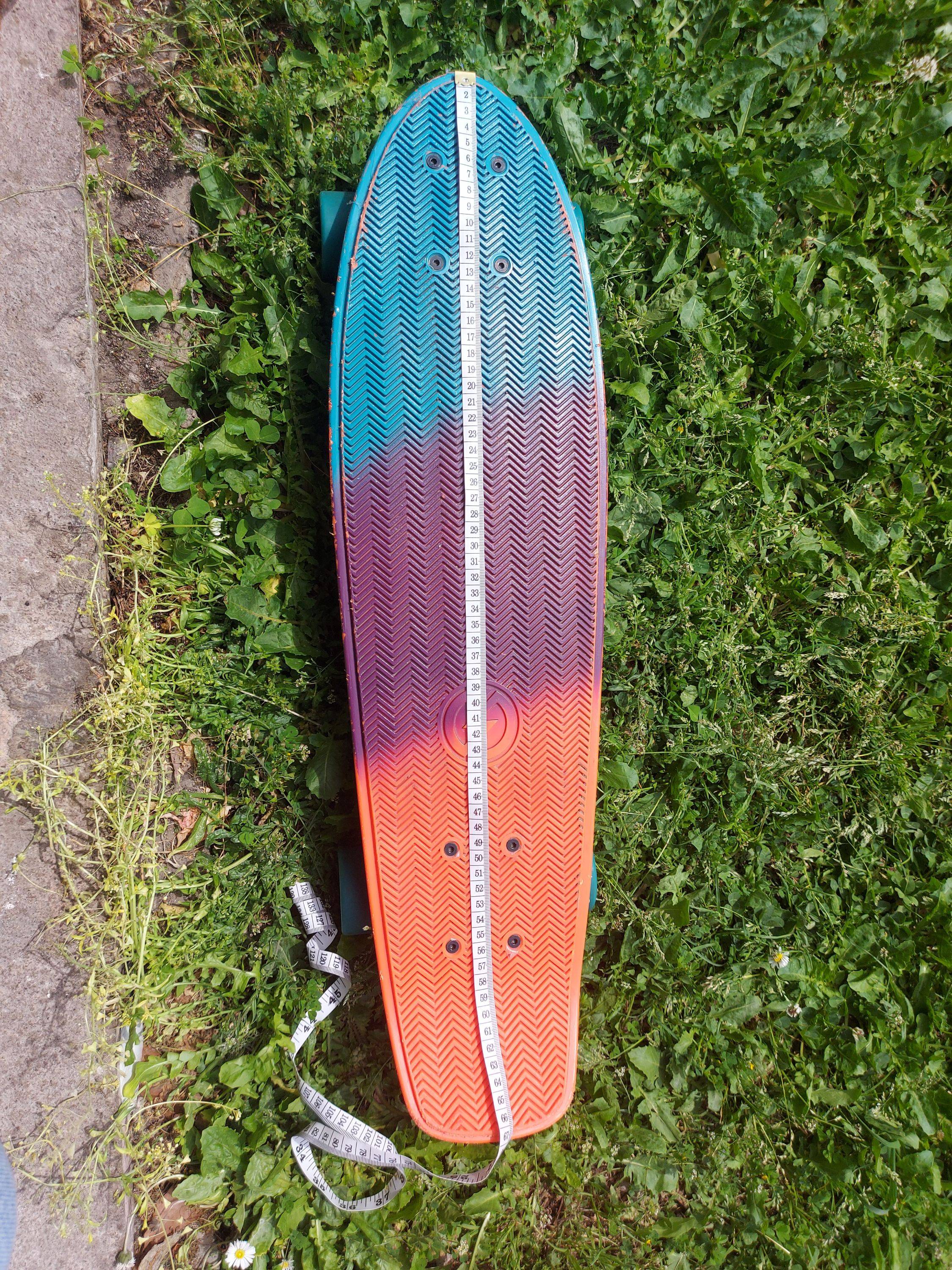 Vends skate multicolore en très bon état