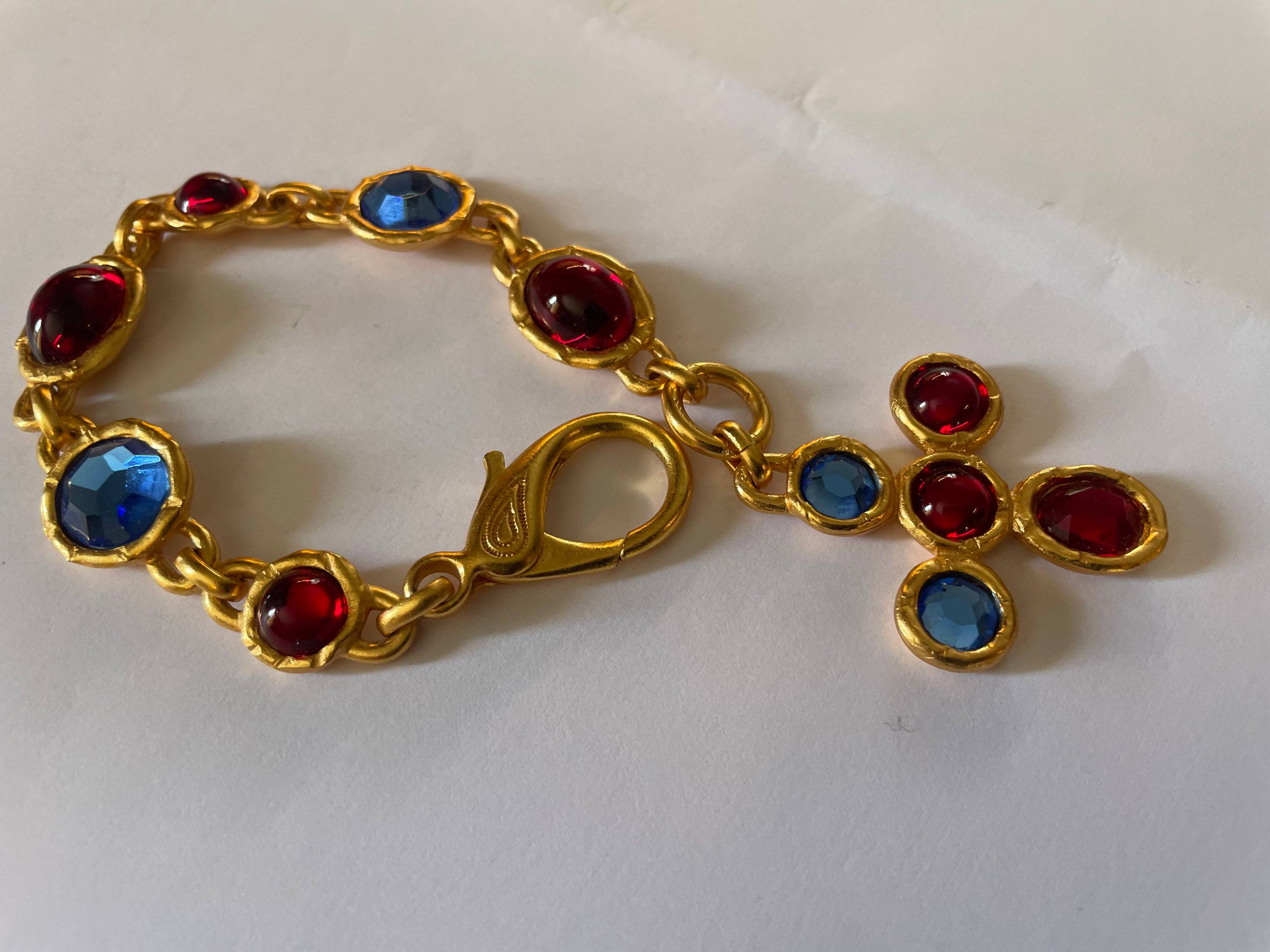 Vends bracelet articulé souple doré cabochons rouge et bleu Ines de la Fressange