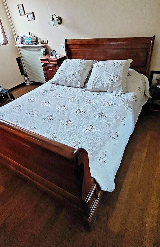 Vends armoire, lit, table de chevet en merisier