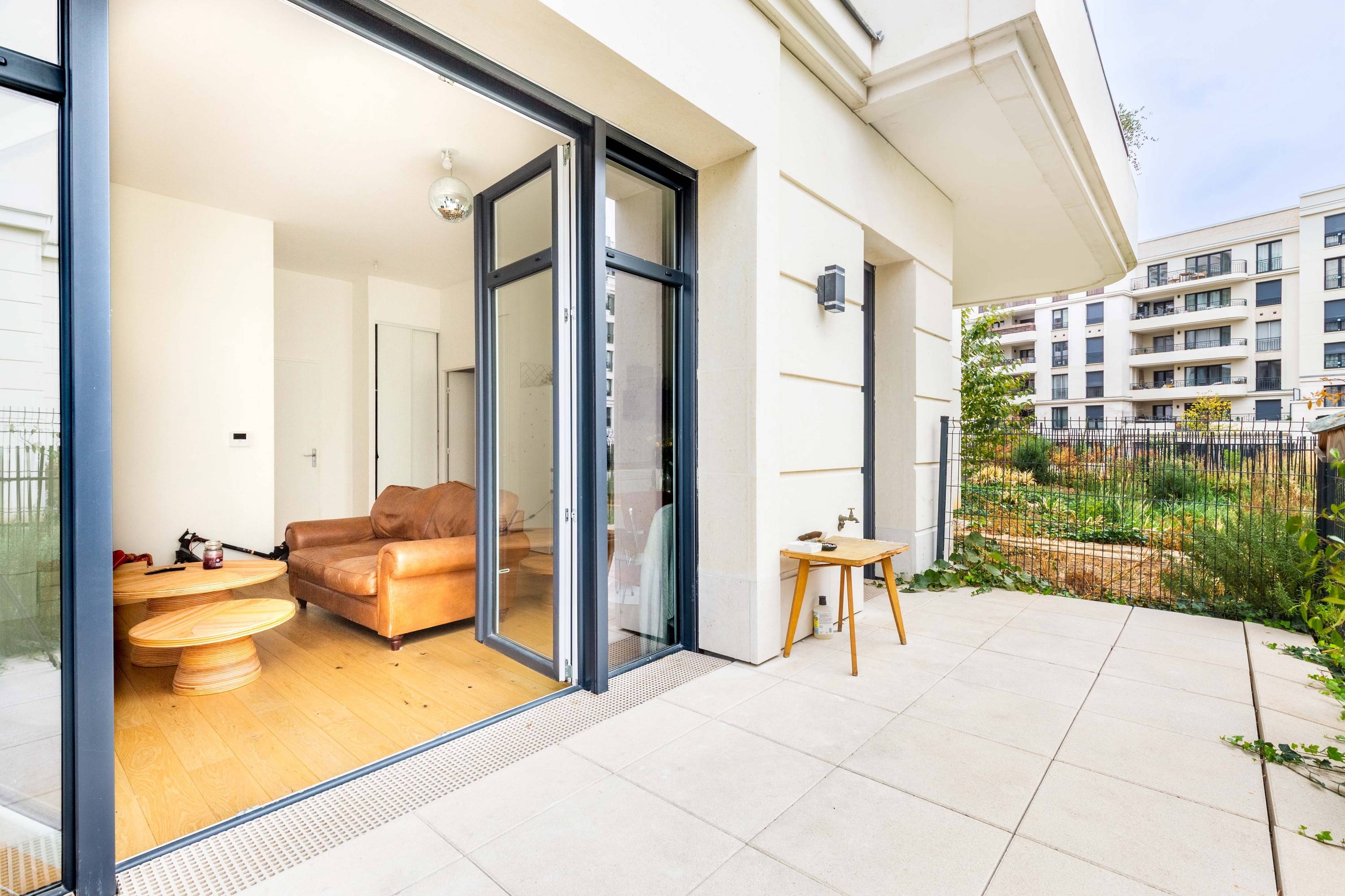 COUP DE ❤️ / VENDS APPARTEMENT 3 PIÈCES DE 65 M2 AVEC TERRASSE DANS LES DOCKS DE ST OUEN/ 3M DE HSP