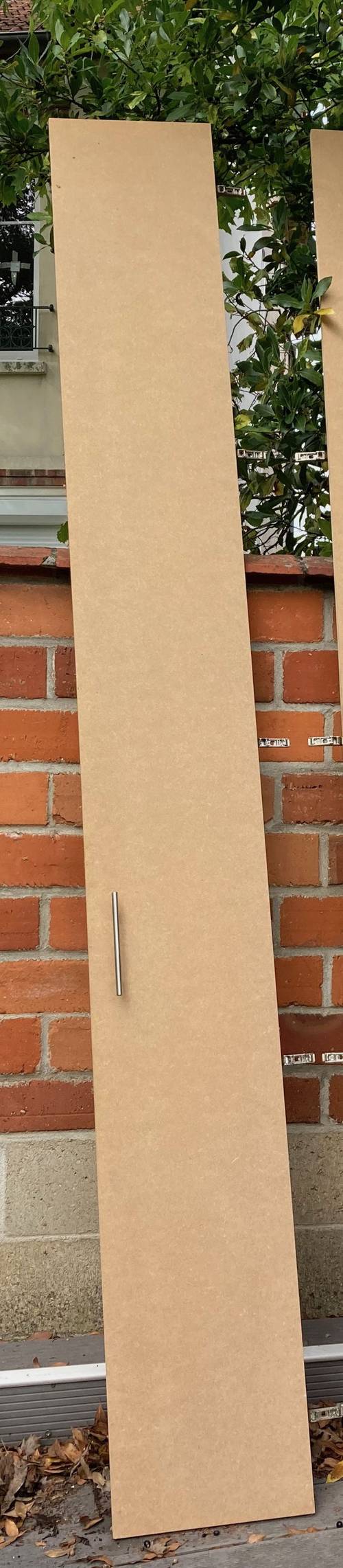Vends 2 grands panneaux agglomérés naturel avec 5 charnières invisibles acier