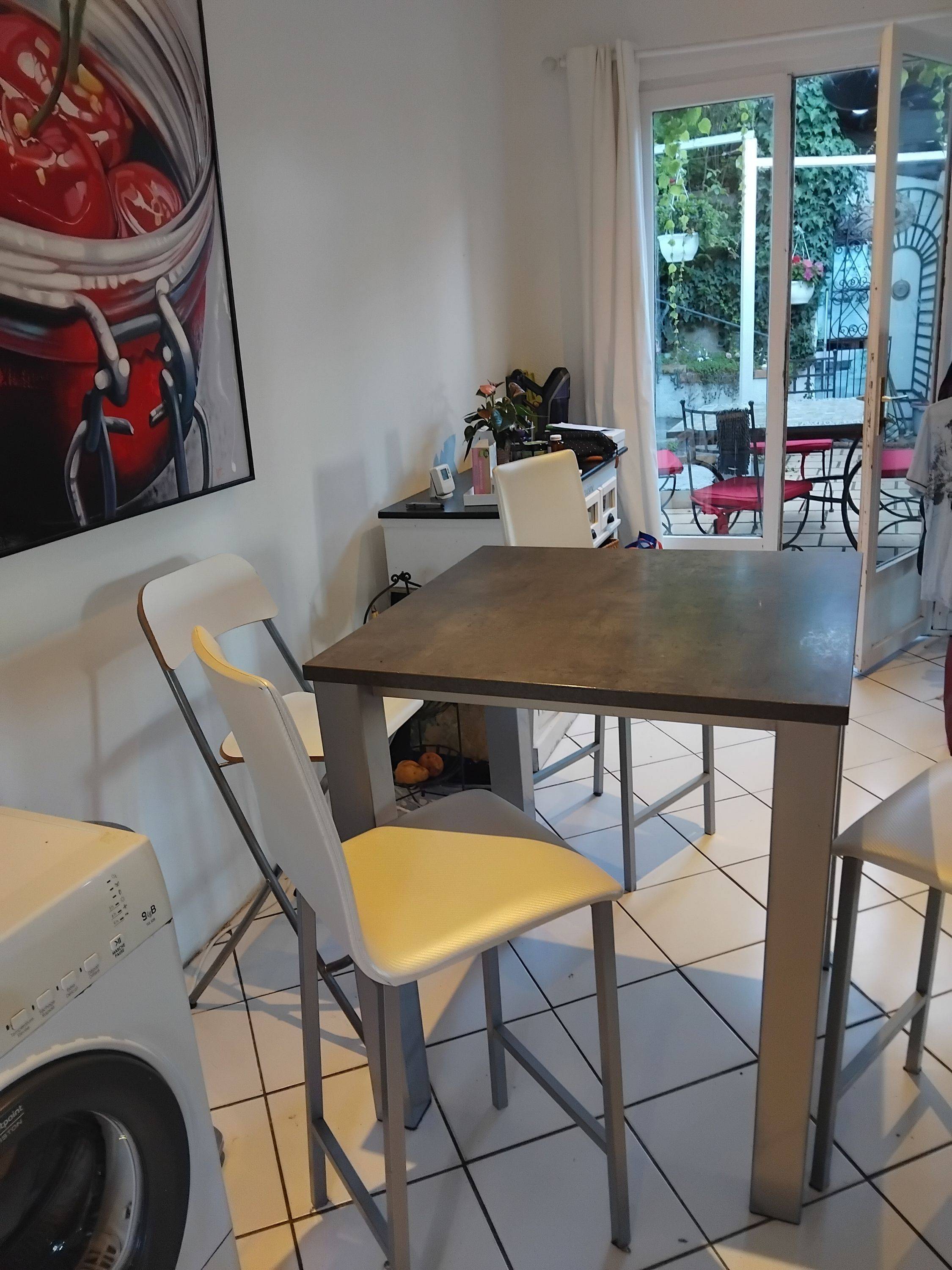 Vends table carrée grise haute