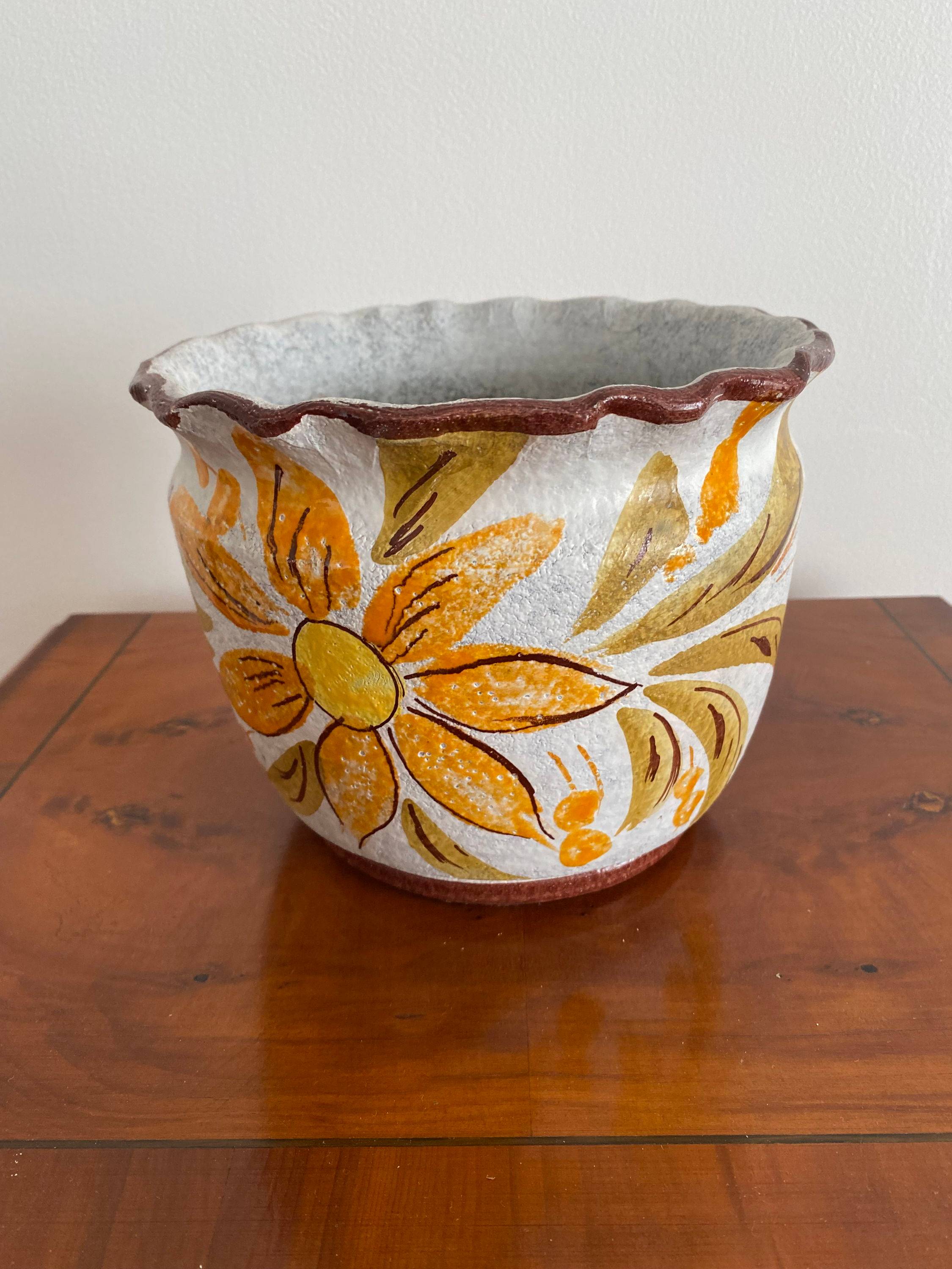 Vends joli pot décoratif en céramique peinte – style rustique fleuri