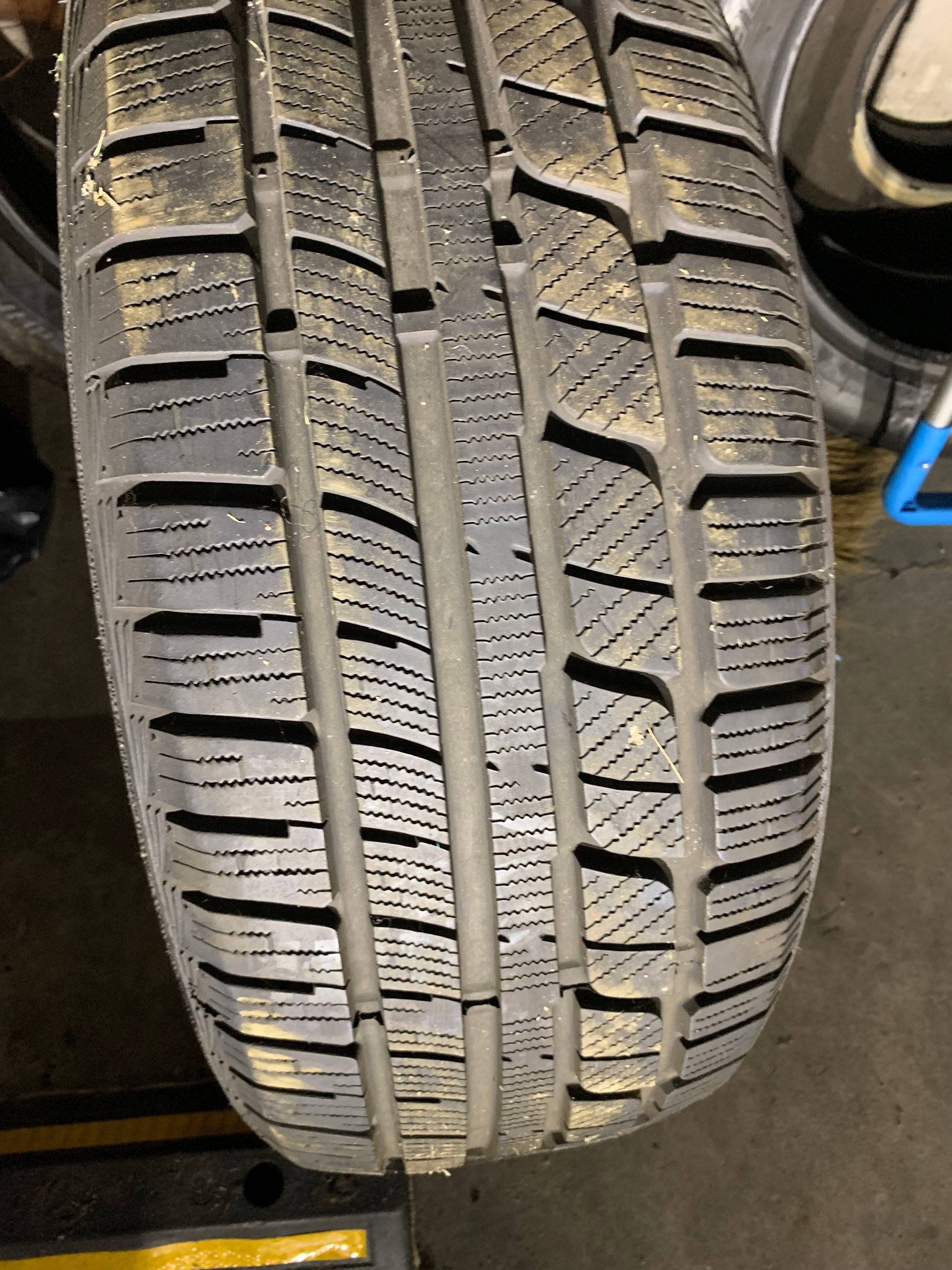 Vends 4 pneus neige pour Volvo XR-40, 2023, 2000km