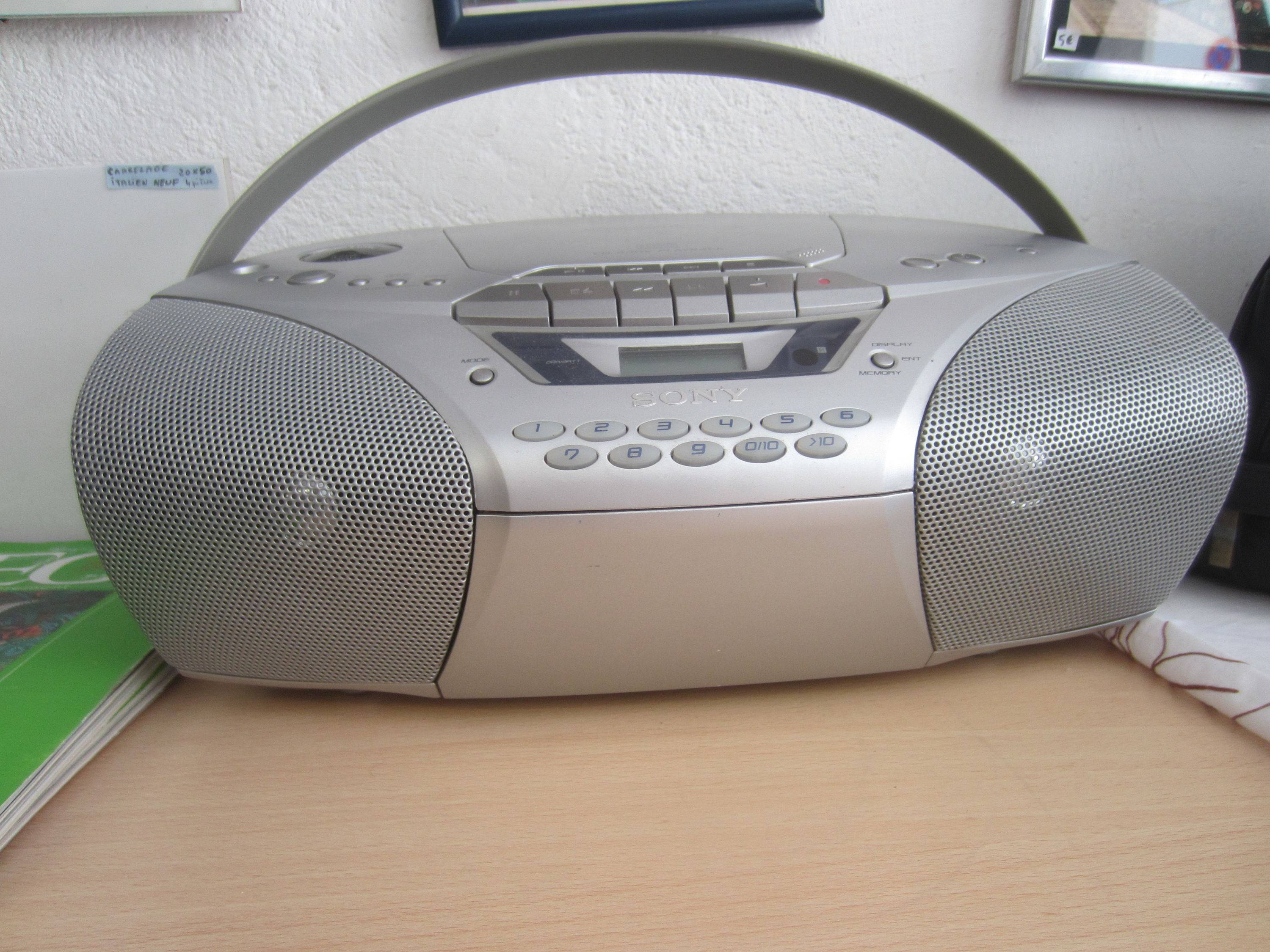 Vends RADIO cassette CD SONY ultra compact