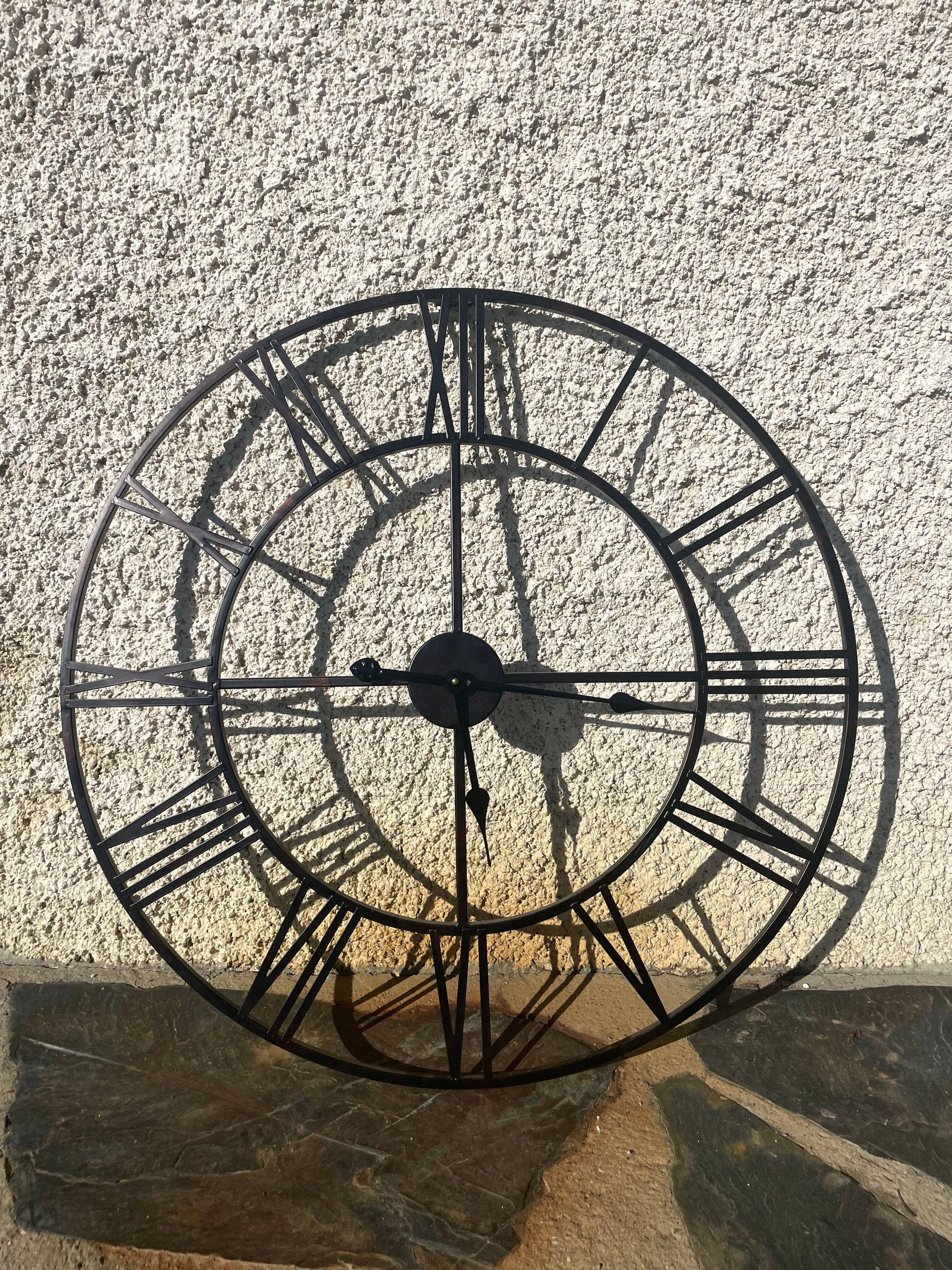 Horloge murale en métal noir – Excellent état
