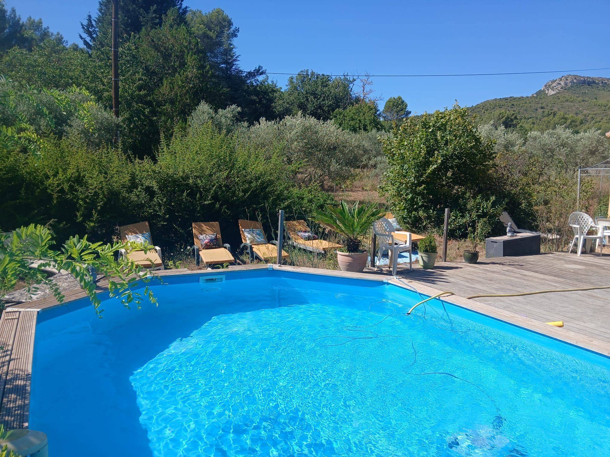 Loue chambre dans maison au pied de la Sainte-Baume sur 8500m² de terrain - 4 couchages