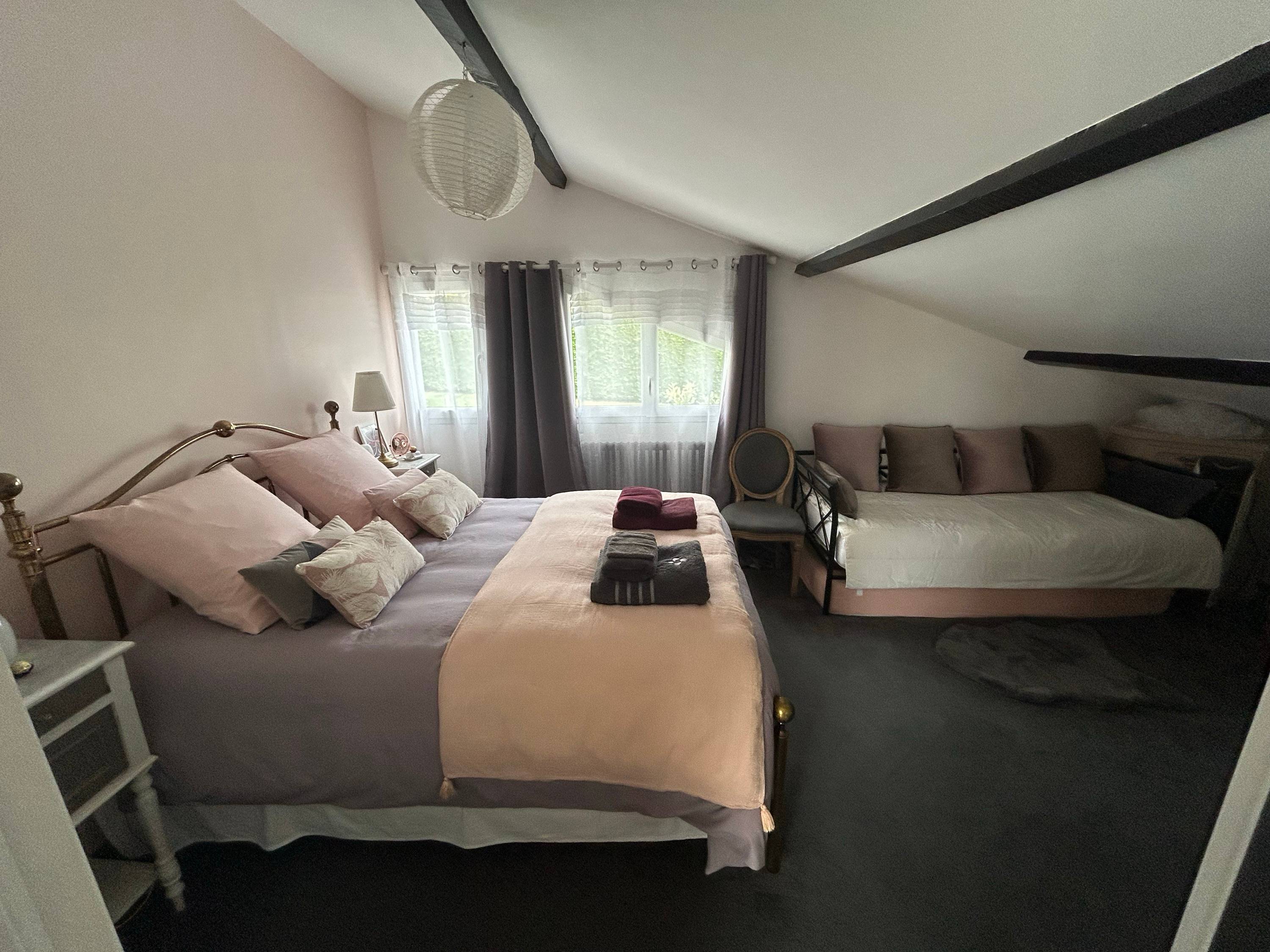 Loue chambre d’hôte dans confortable villa avec espace télétravail, salon bibliothèque TV (45m²) -2/3couchages