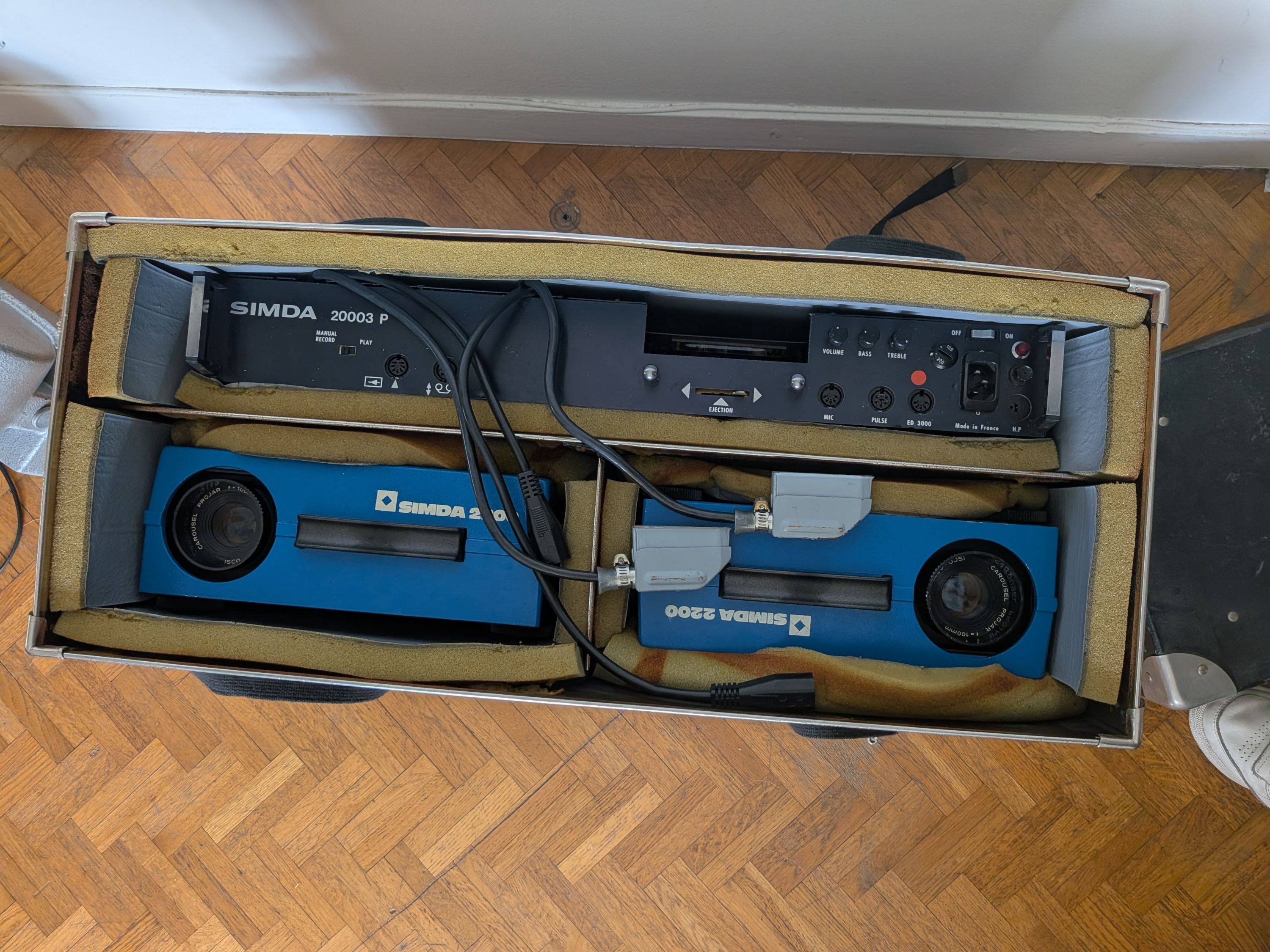 Vends kit multivision Simda professionnel : 2x proj 2200 + console + flight-case + optiques Isco