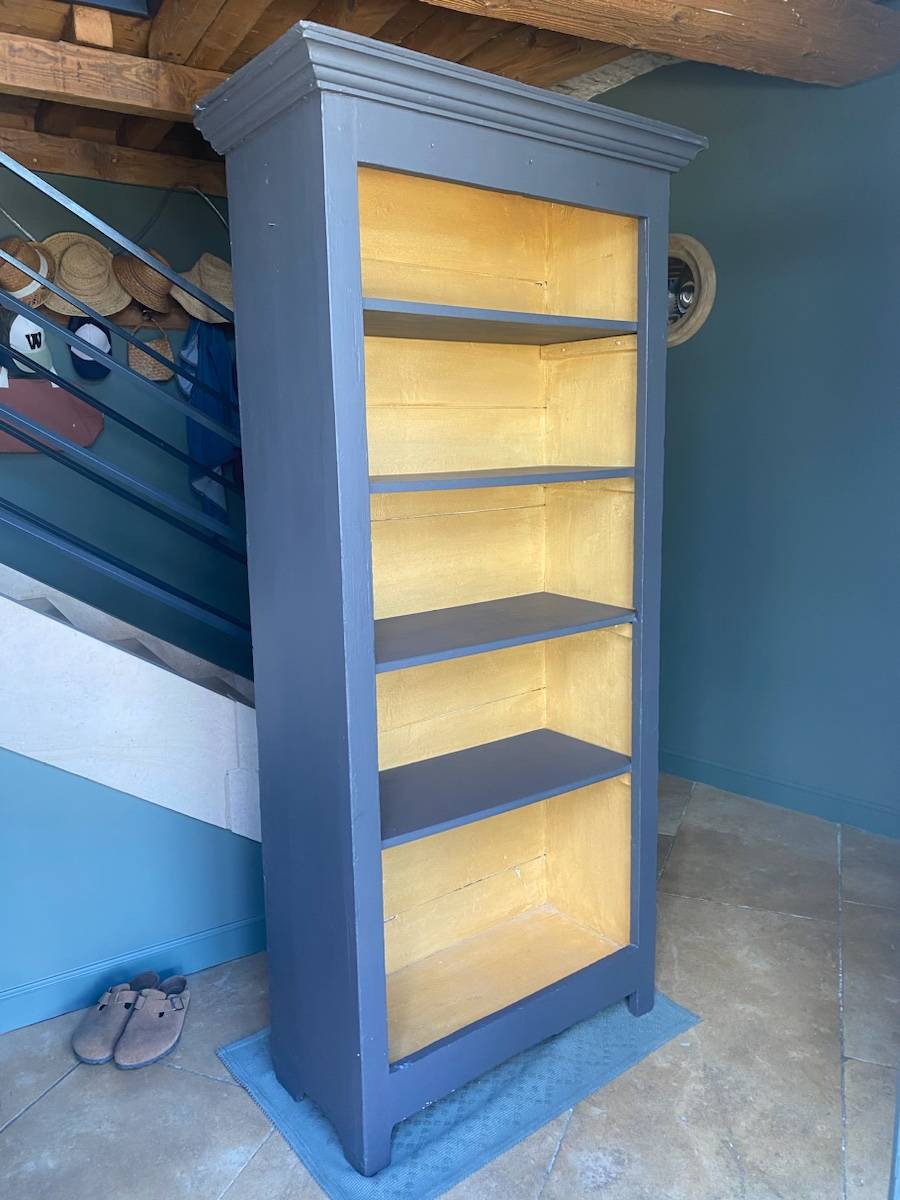 Vends bibliothèque vintage en bois peinte en gris