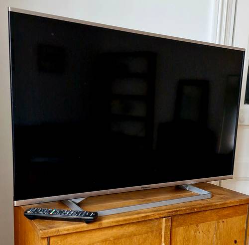 Télévision connectée Panasonic 103 cm