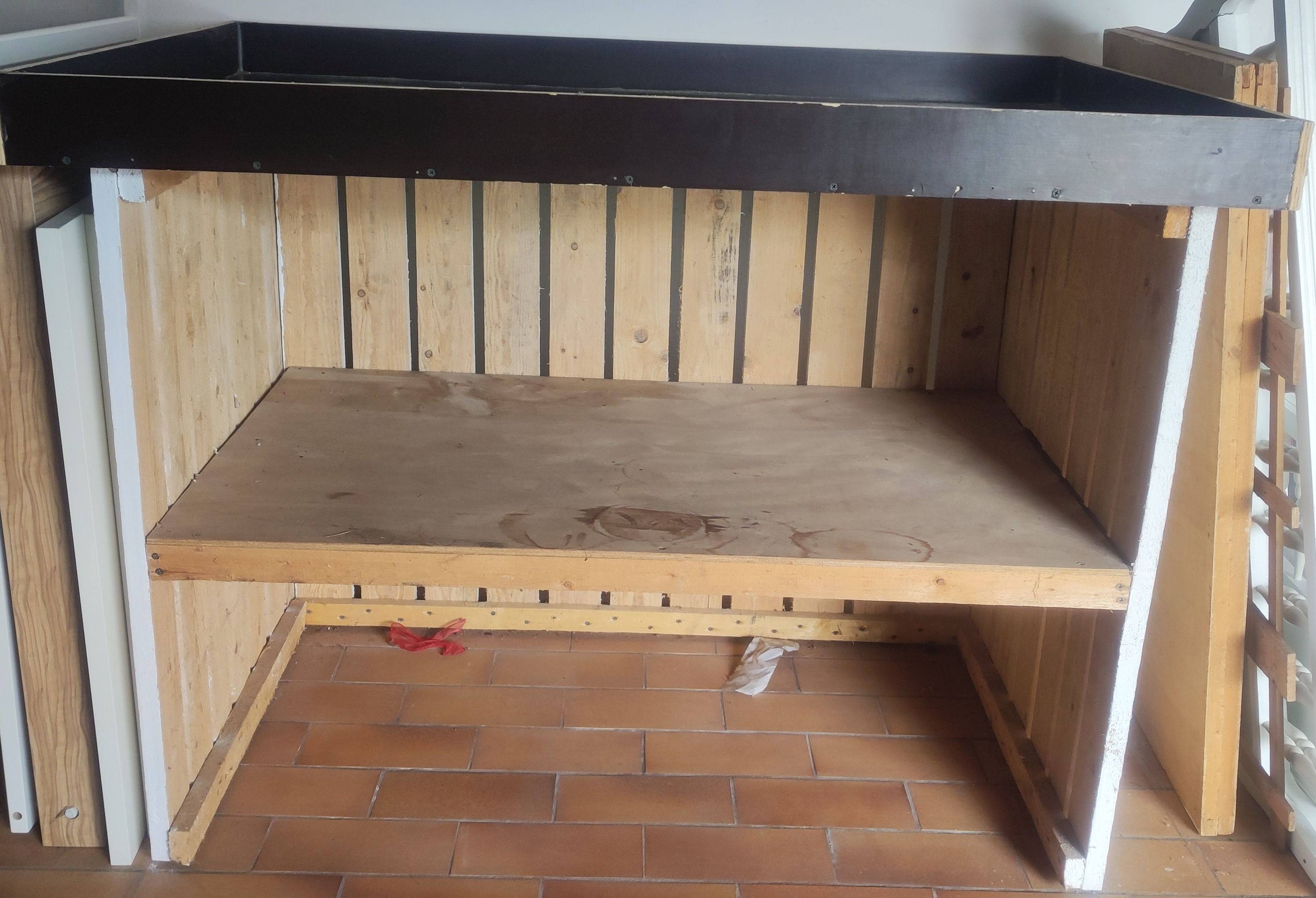 Vends armoire de rangement, table de rempotage jardin en bois