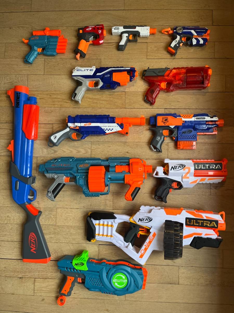 Lot de 13 nerfs et 141 balles