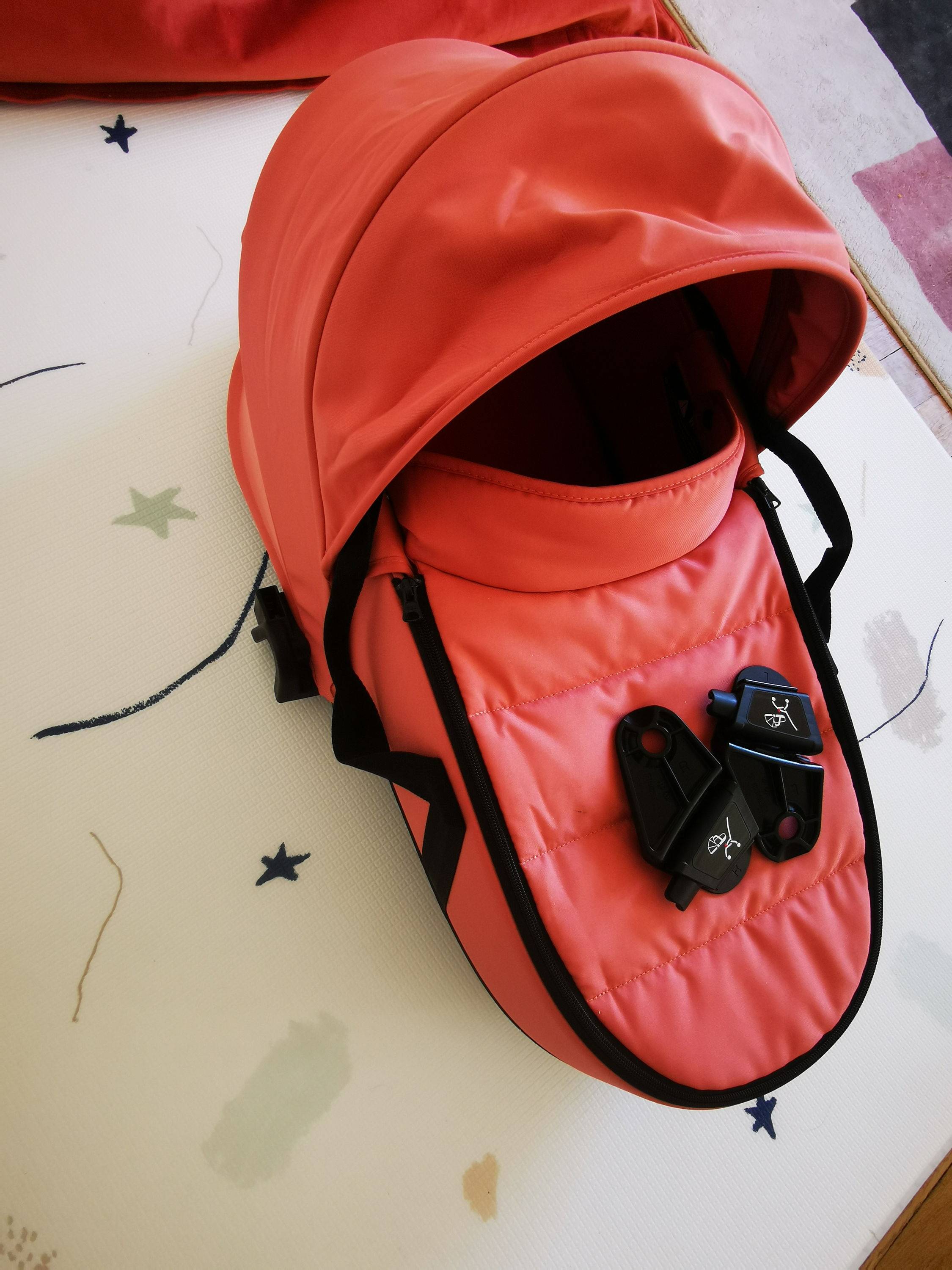 Vends nacelle Yoyo avec attache et cape de pluie