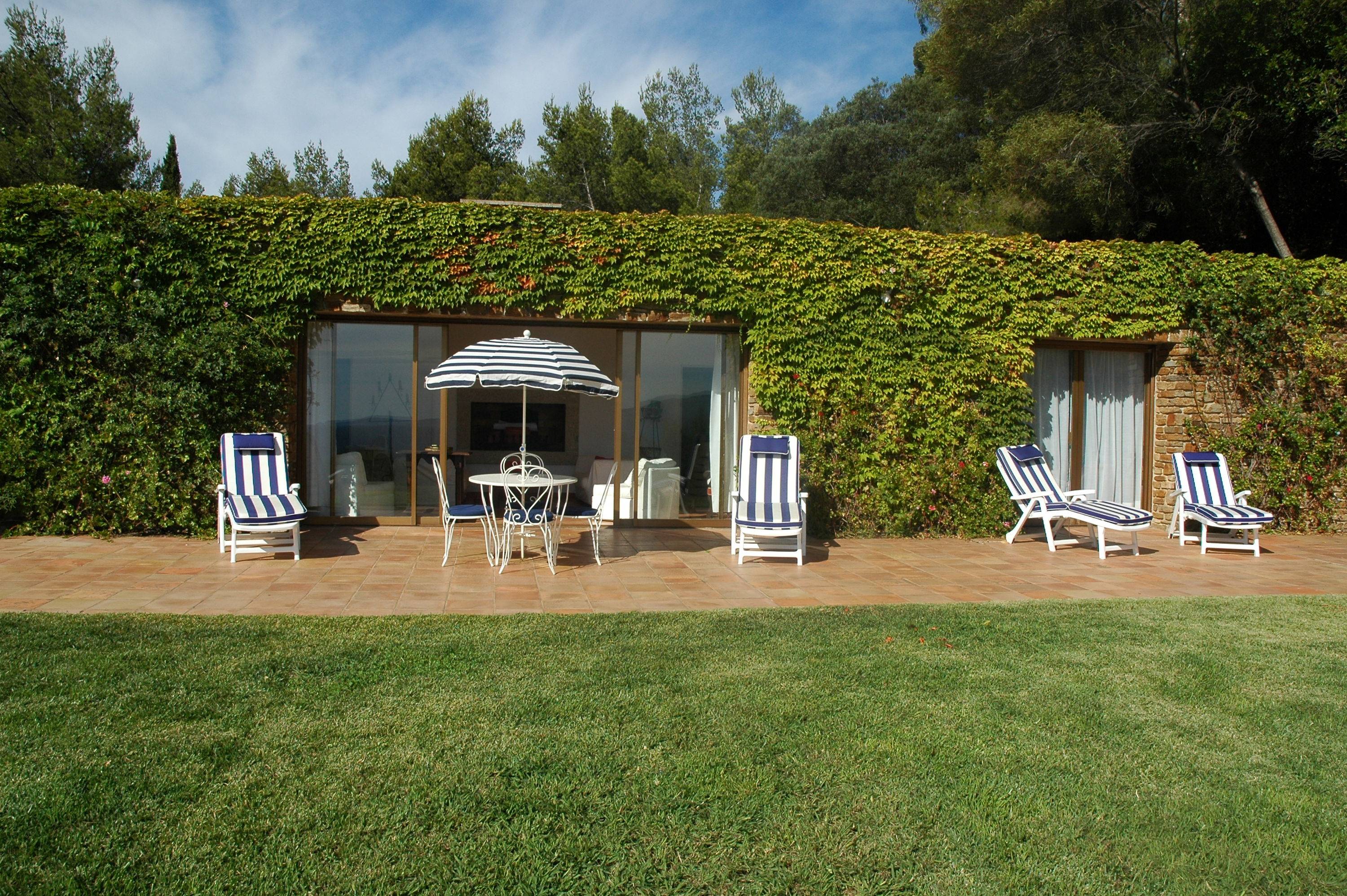 Loue dans le domaine privé du Gaou Bénat, superbe villa avec vue mer, à 200 mètres de la plage 10 couchages