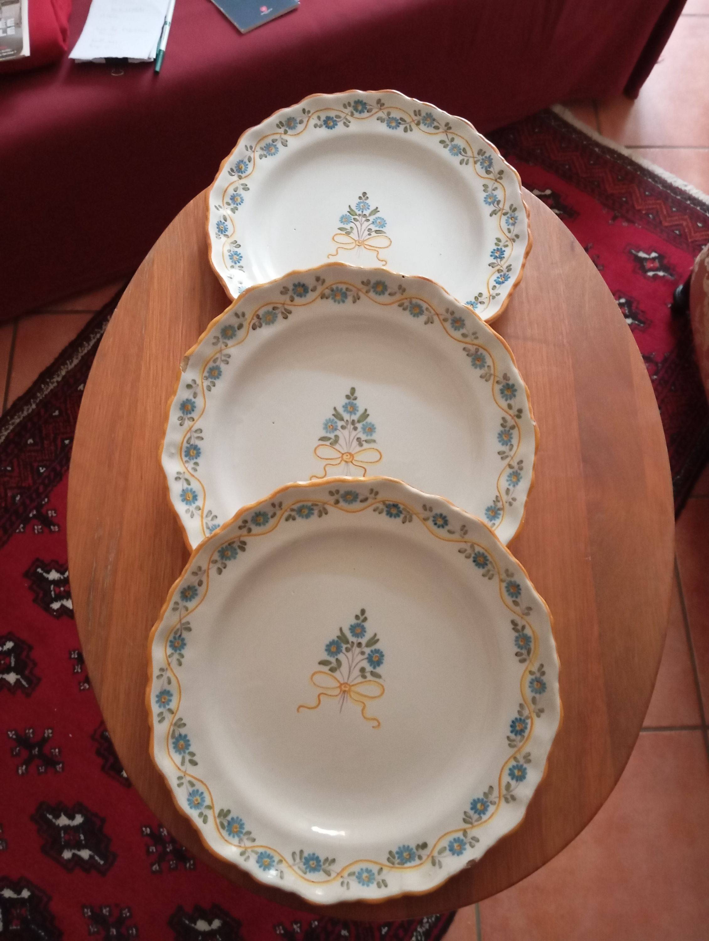 Vends assiettes en faïence de Bourges ou de Nevers