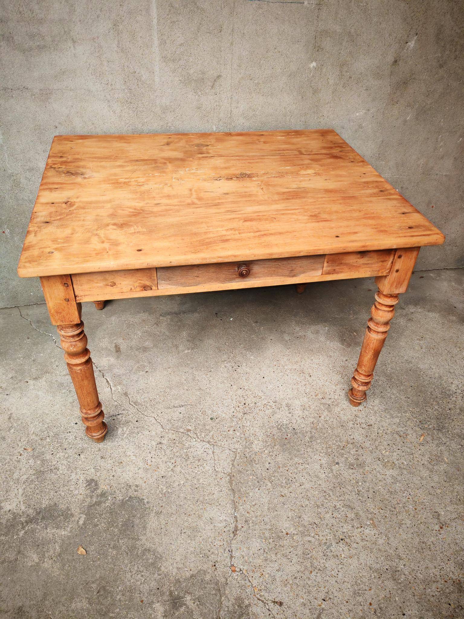 Petite table de ferme avec carreaux de carrelage