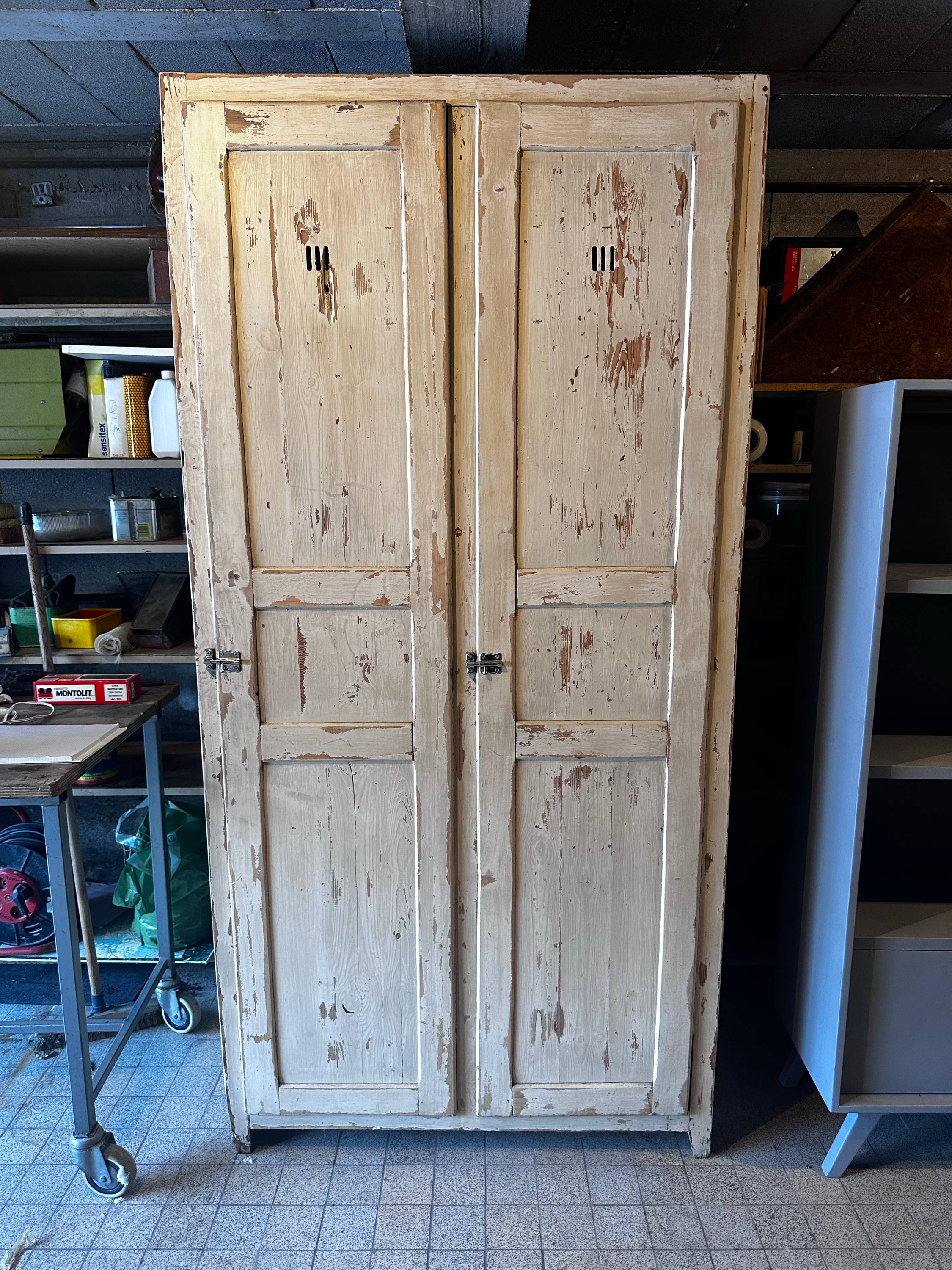 Jolie armoire en bois de type vestiaire école