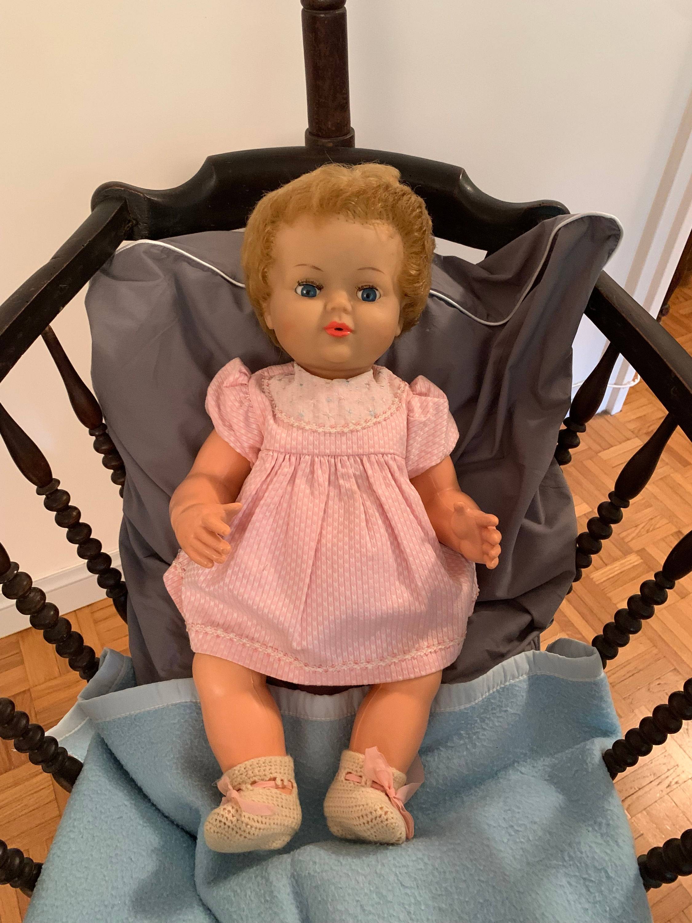 Vends très jolie poupée, bébé fille de 56 cm, années 60, très bon état