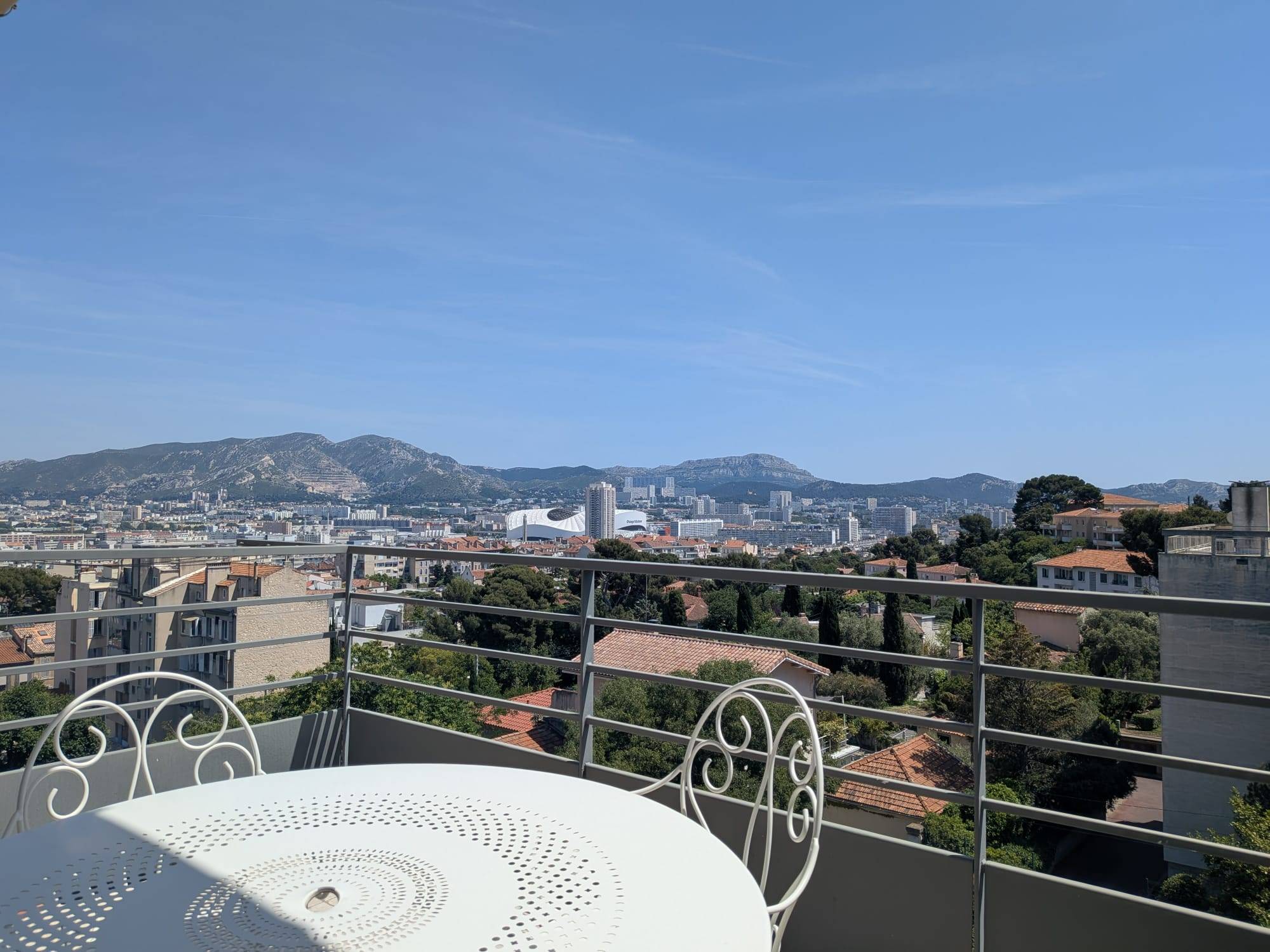 Loue studio 19m² Marseille 13008 avec terrasse 9m² sud - calme absolu