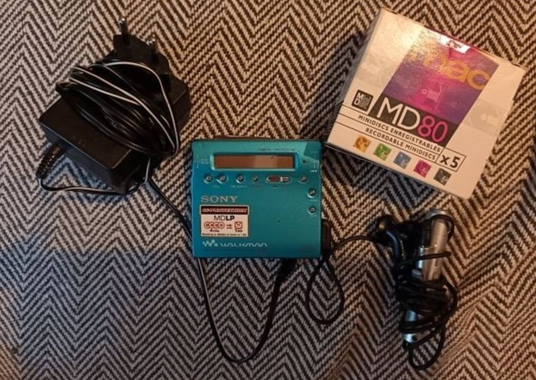Vends Walkman et enregistreur minidisc MZ-R900
