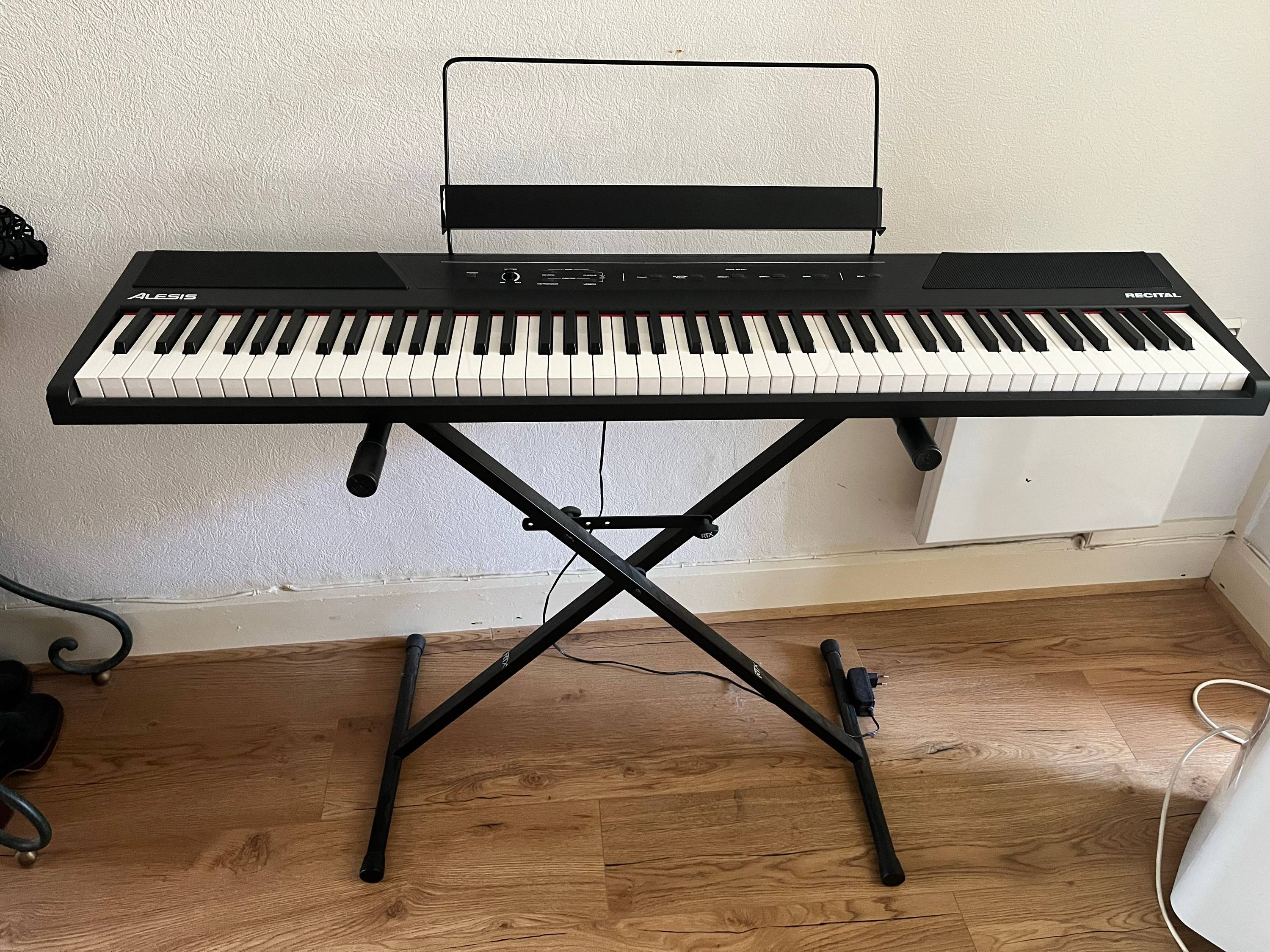 Vends piano électrique en parfait état avec facture