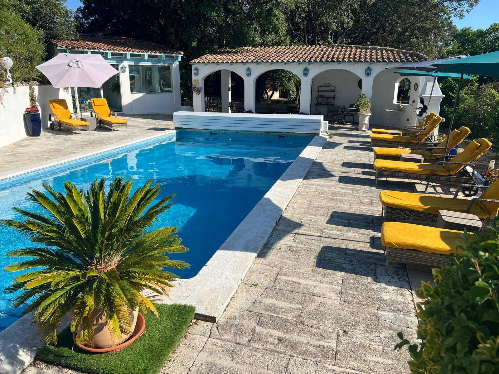 Loue maison spacieuse avec piscine et jacuzzi - 8 chambres, 16 couchages - Cornillon-Confoux (13)