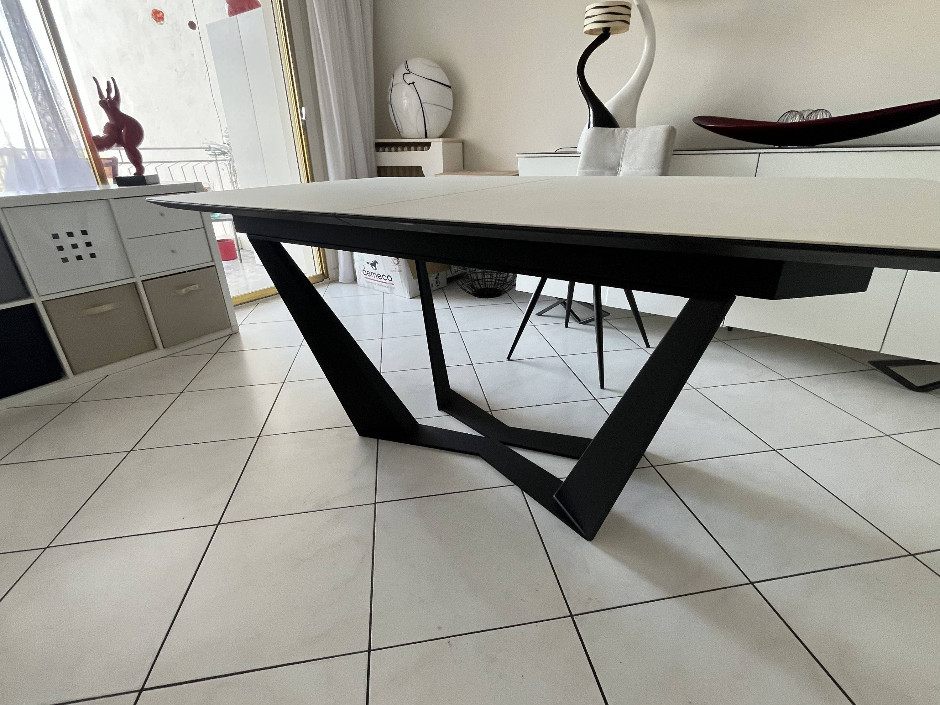 Vends table extensible (6-10 pers) plateau céramique artic white et 4 chaises tissu grey piètement métal noir