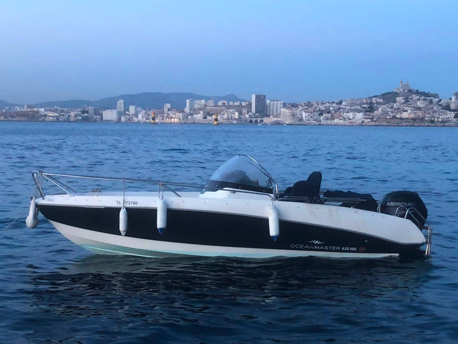 Vends part de bateau à moteur en copropriété Ocean Master 630 wa