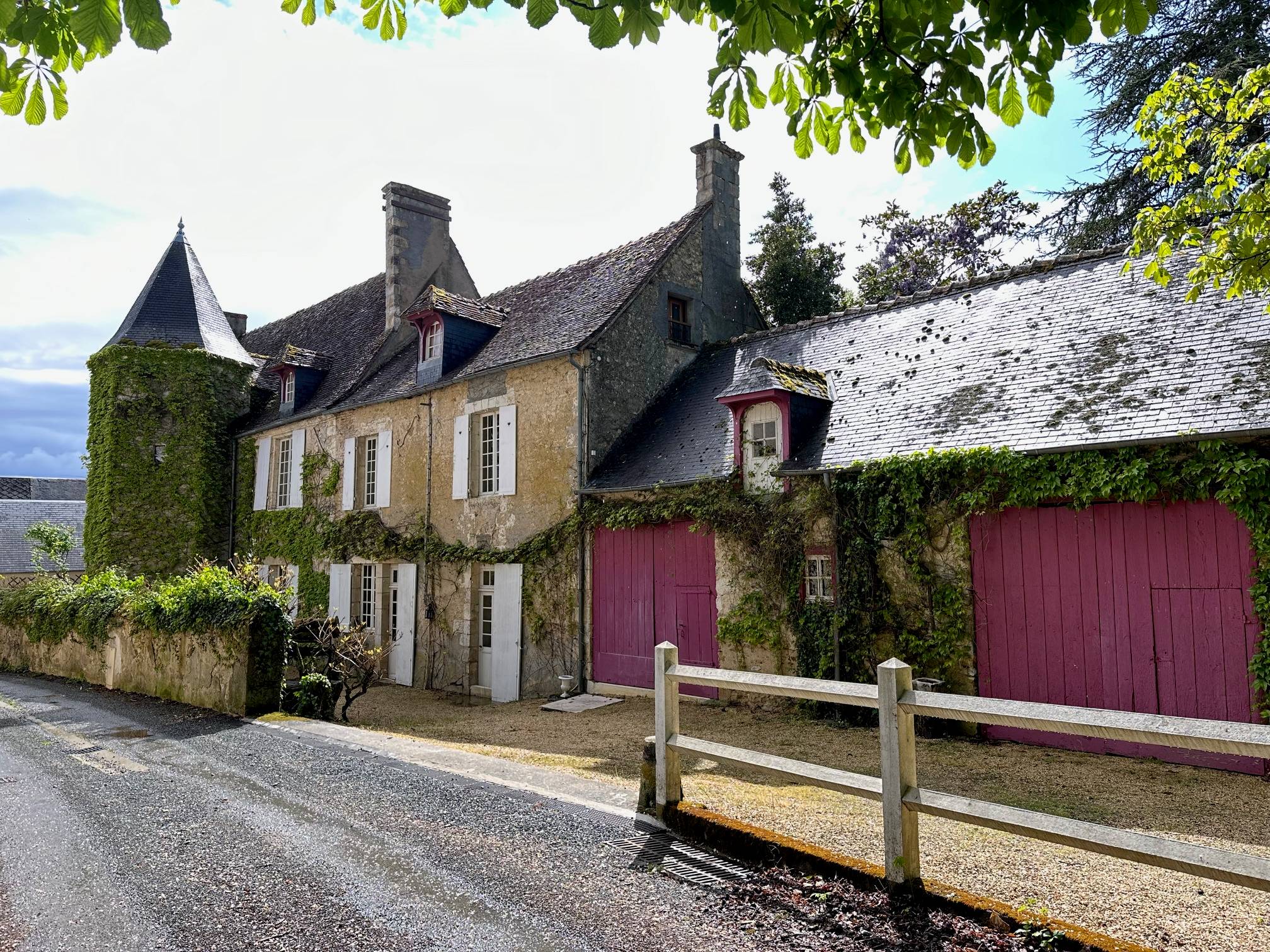Vends maison - 328m² - village proche de Bourges avec parc de 16 143m²