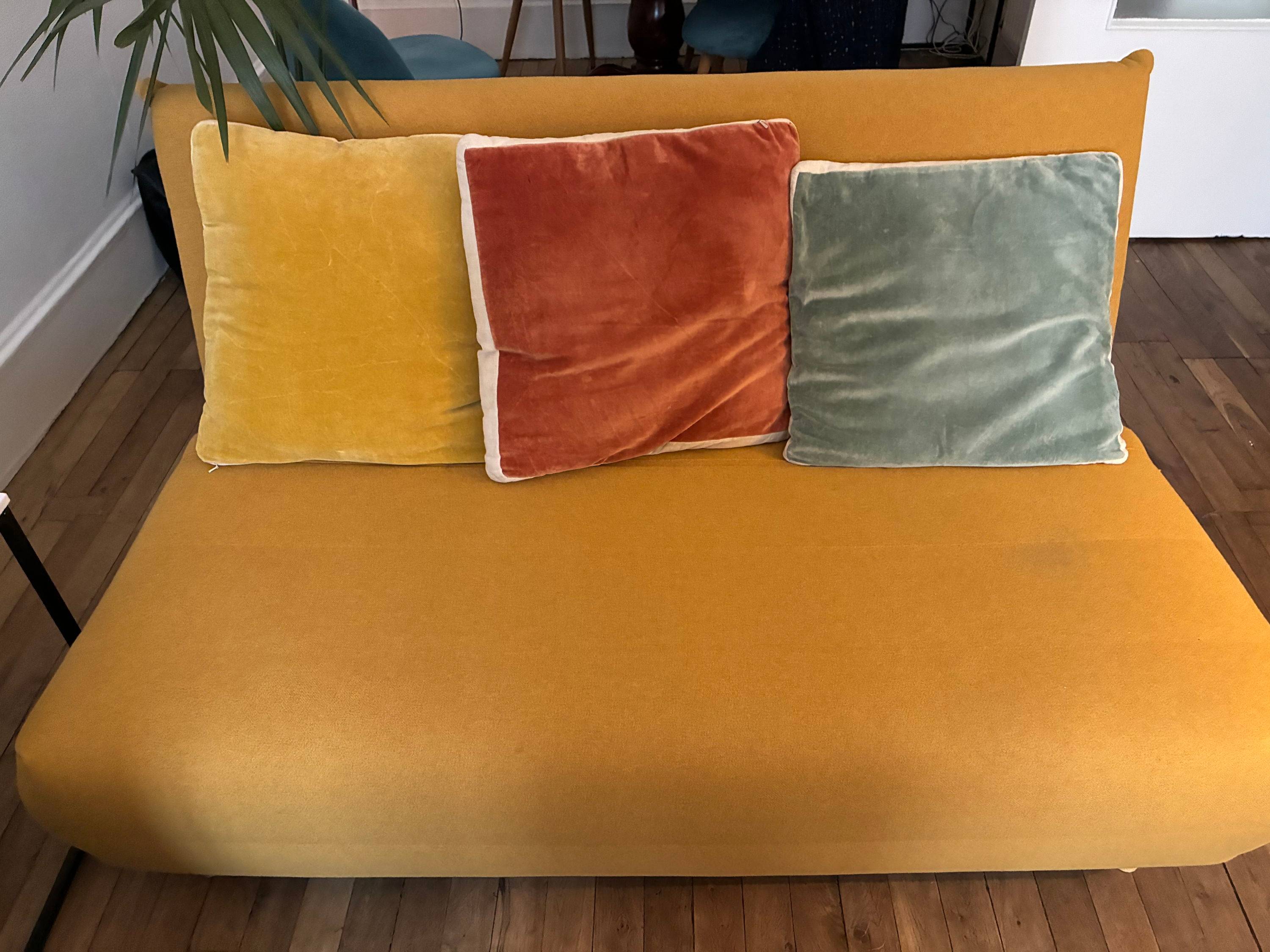 Vends canapé jaune moutarde 2 places