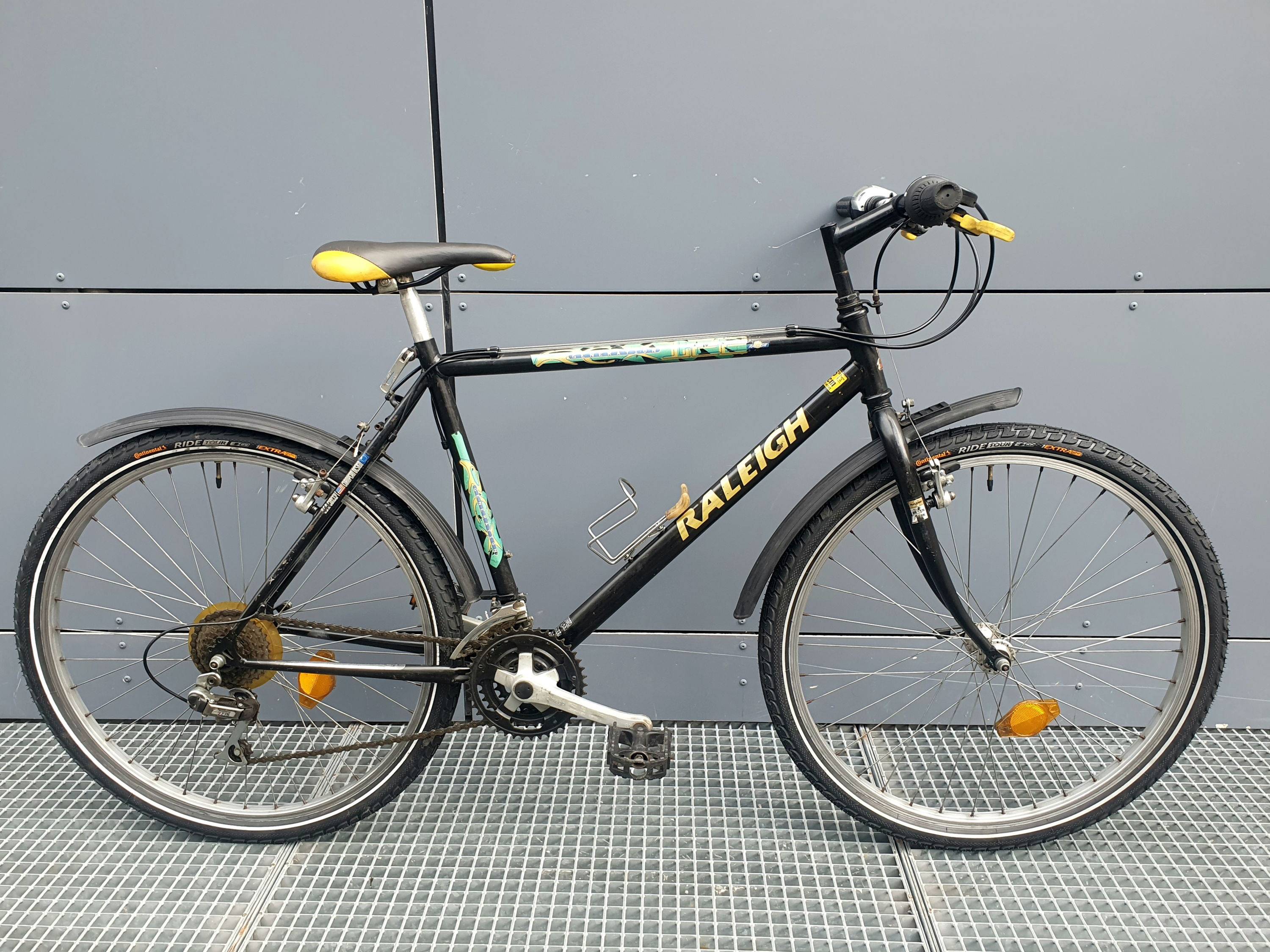 Vends vélo tout chemin Raleigh, pneus neufs Continental, cadre acier taille ML pour 1,75m à 1,80m
