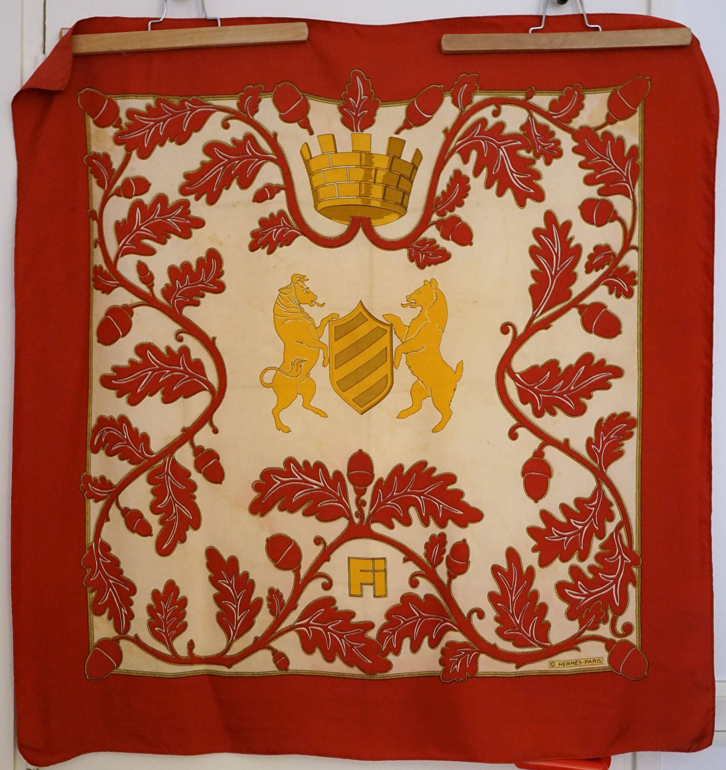 Vends carré en soie Hermès à motif héraldique rouge et jaune