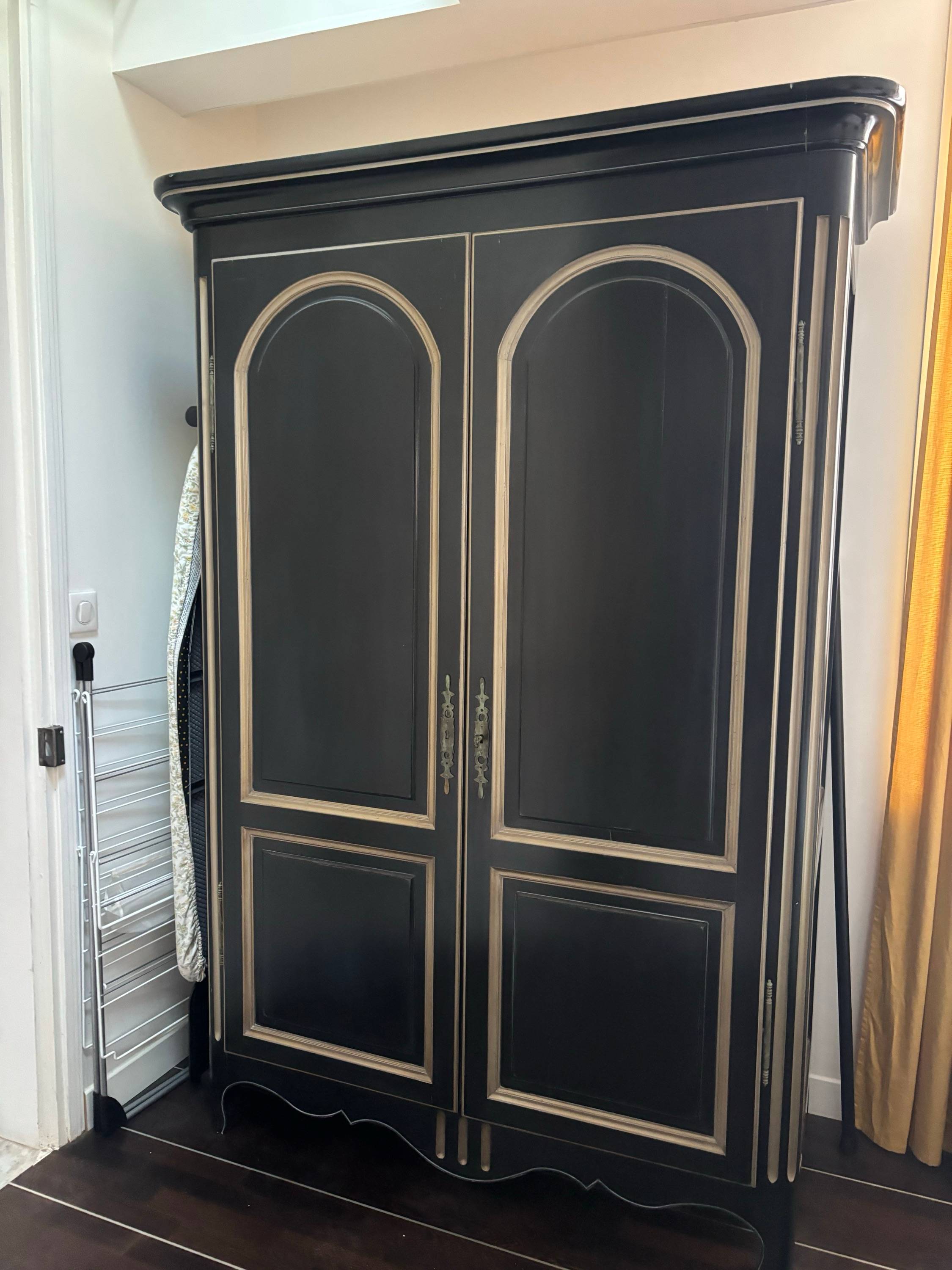 Vends belle armoire Grange en bois massif noir