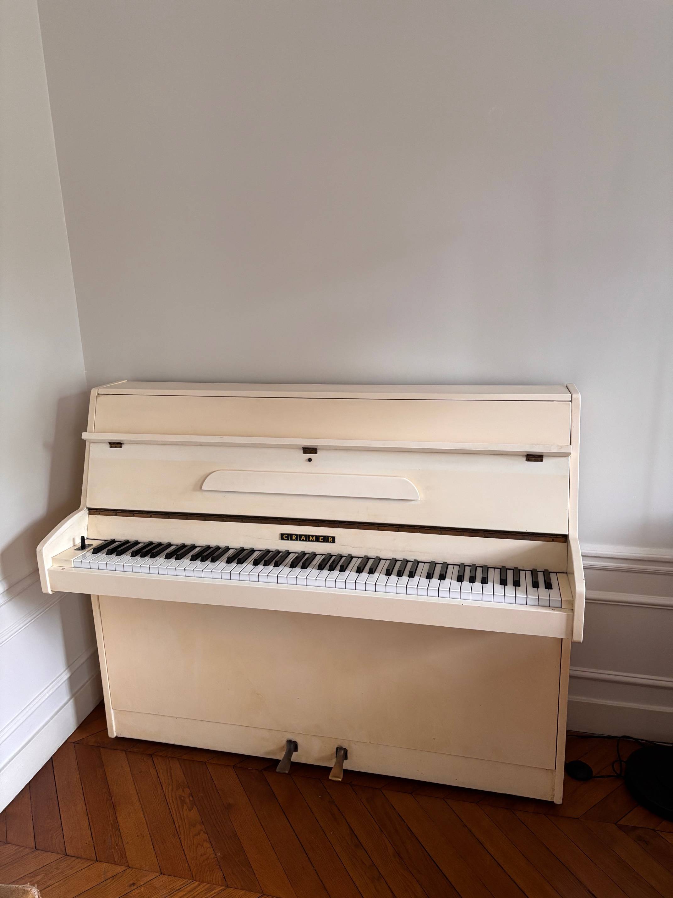 Vends piano blanc de marque Cramer