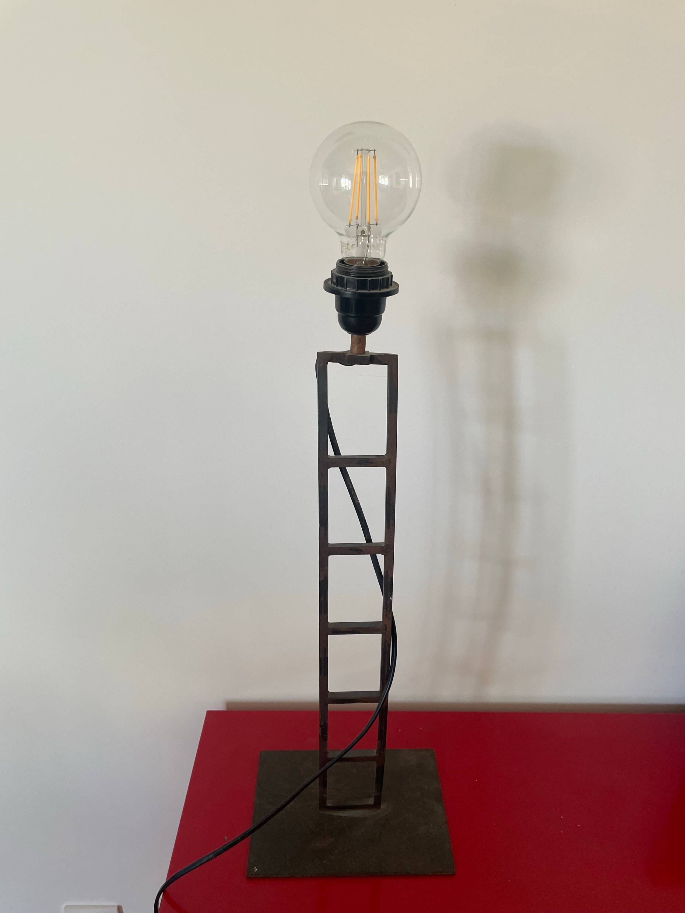 Vends lampe sur pied en métal rouillé