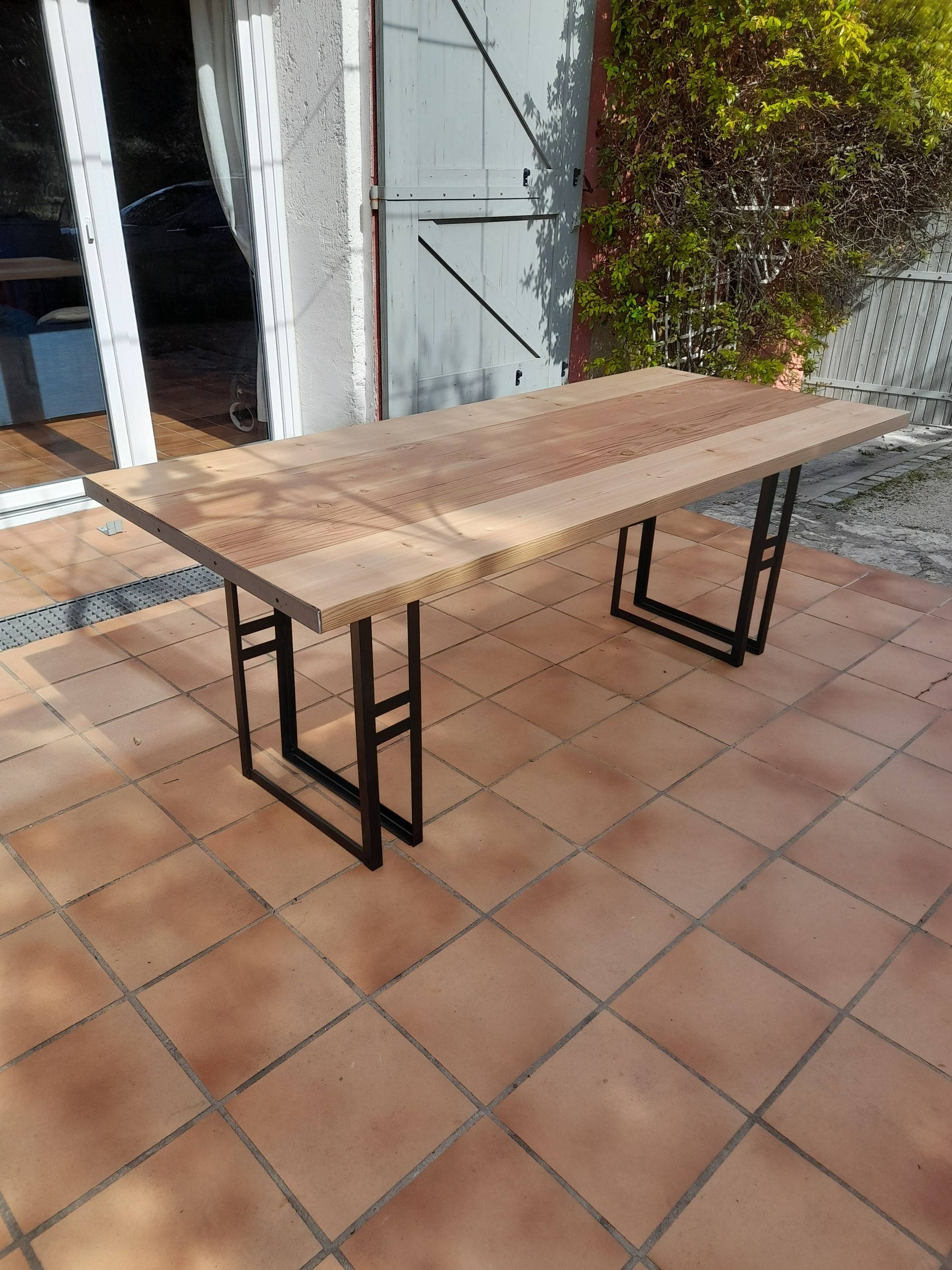 Vends 1 grande table industrielle en pin