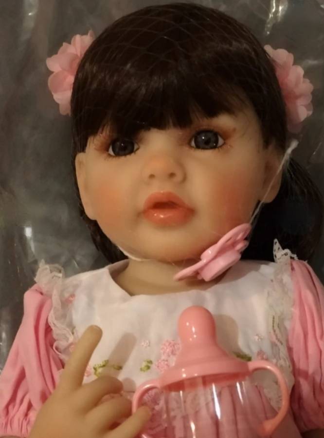 Magnifique poupée brune aux yeux bleus/verts Marque : Doll I’Craddle H : 55 cm toute articulée Neuve