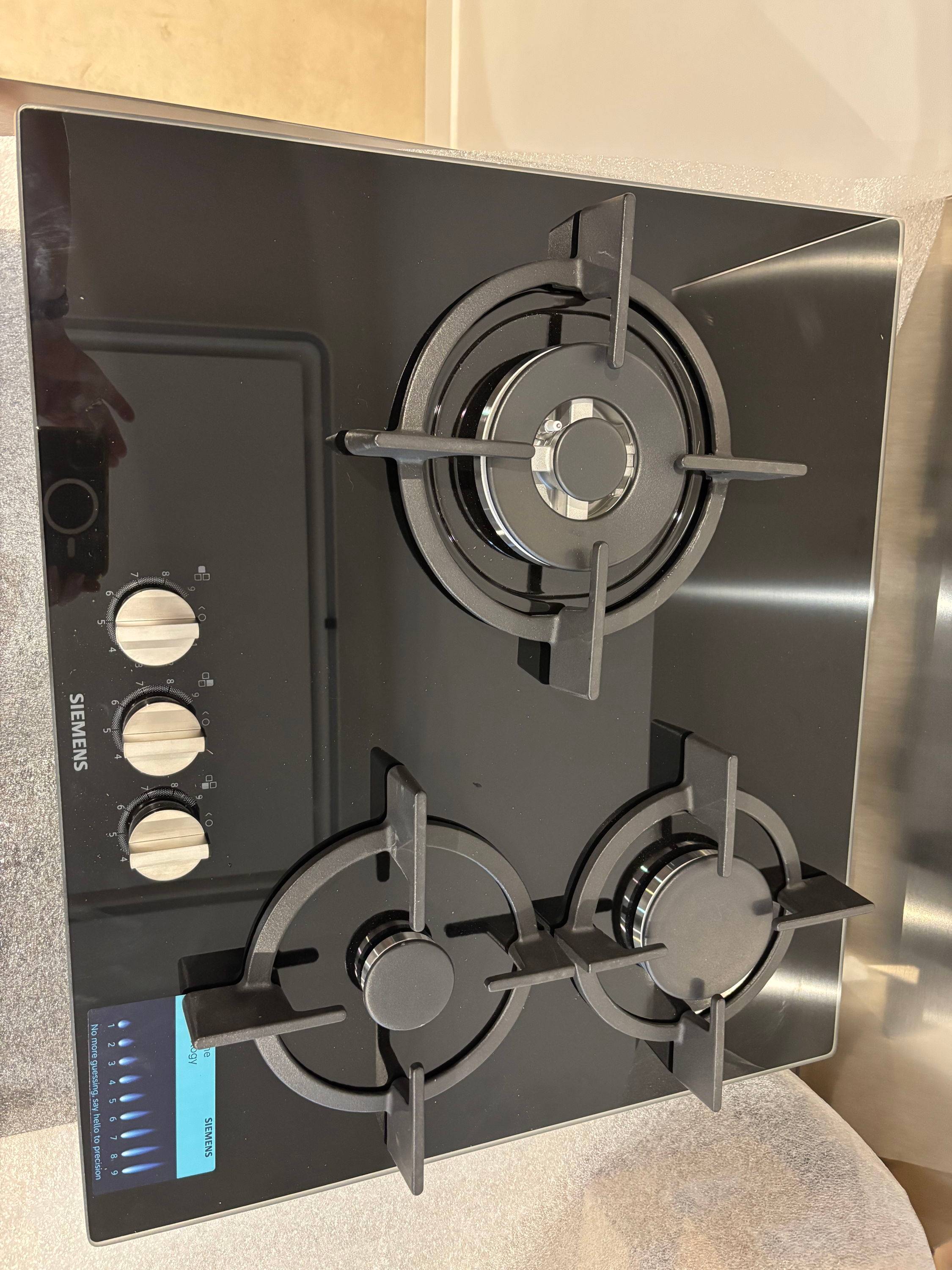 Vends table de cuisson Siemens revêtement en verre - L60 cm 3 foyers gaz dont 1 brûleur wok de 4000 W