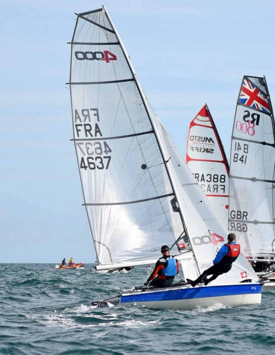 Rooster 4000  (Laser 4000) No 4637 à Vannes (Morbihan)