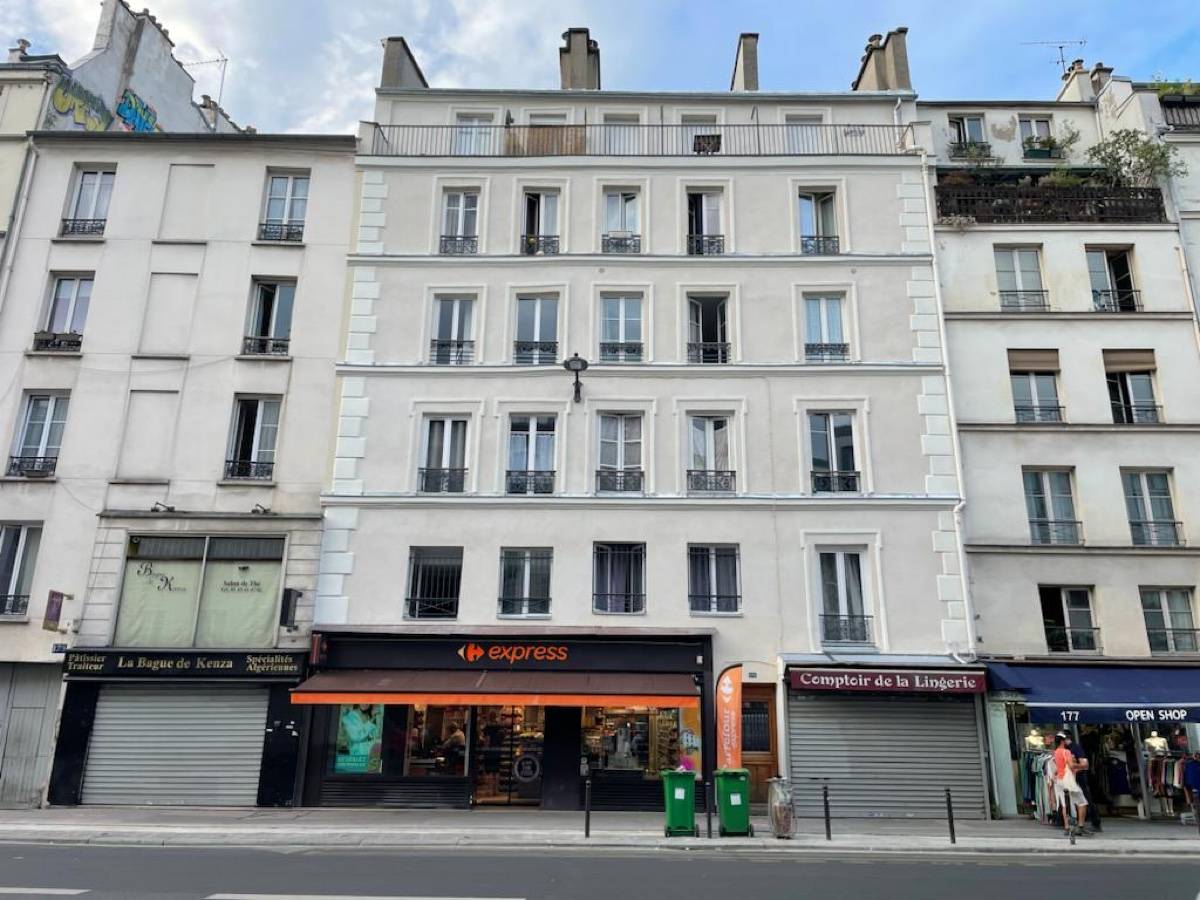 Location appartement Paris Aligre, dans un immeuble fin XIXème au quatrième étage sur rue